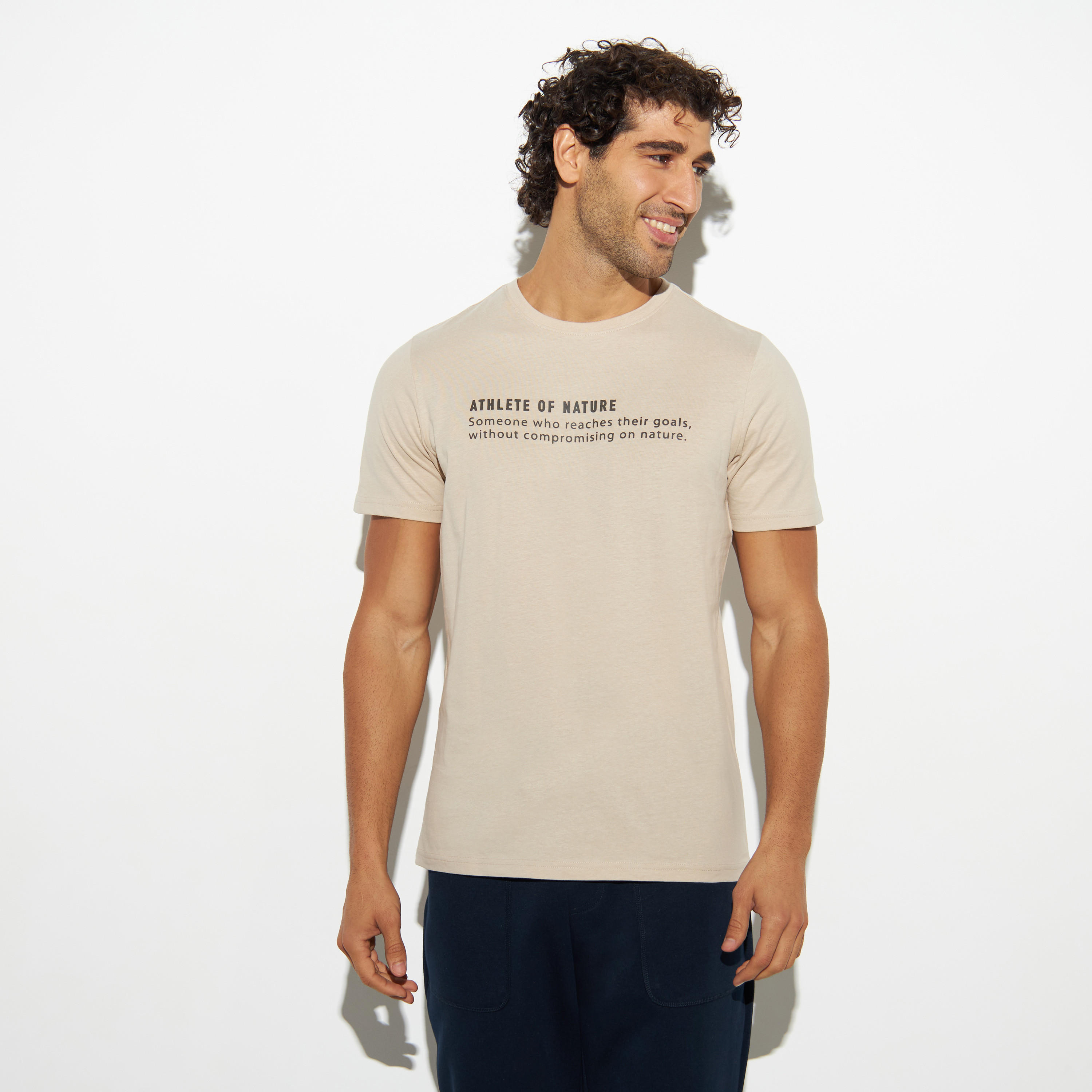 تيشيرت بياقة ضيقة وأكمام قصيرة وطبعات-men-clothing-tshirtsandpolos-tshirts-image-1
