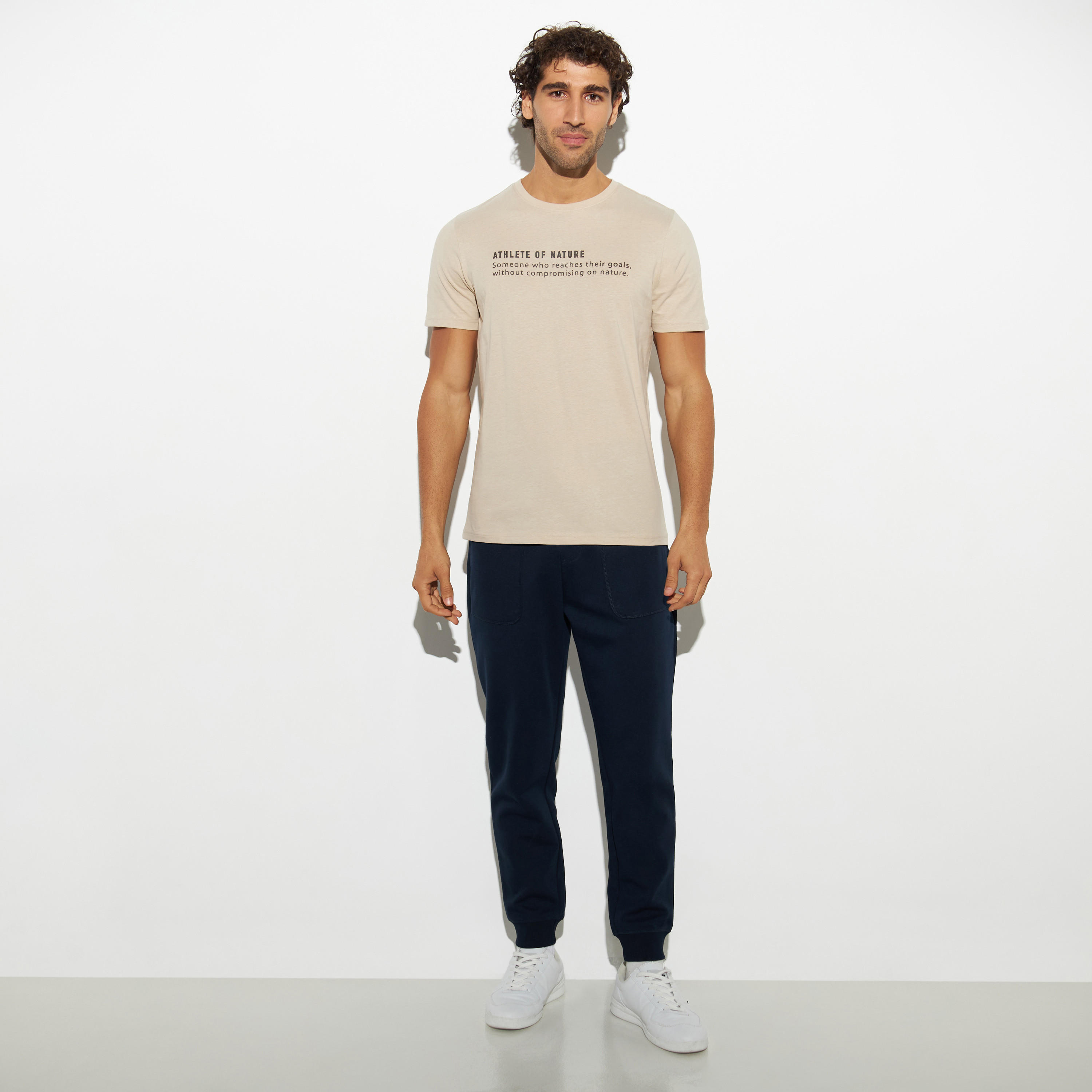 تيشيرت بياقة ضيقة وأكمام قصيرة وطبعات-men-clothing-tshirtsandpolos-tshirts-image-2
