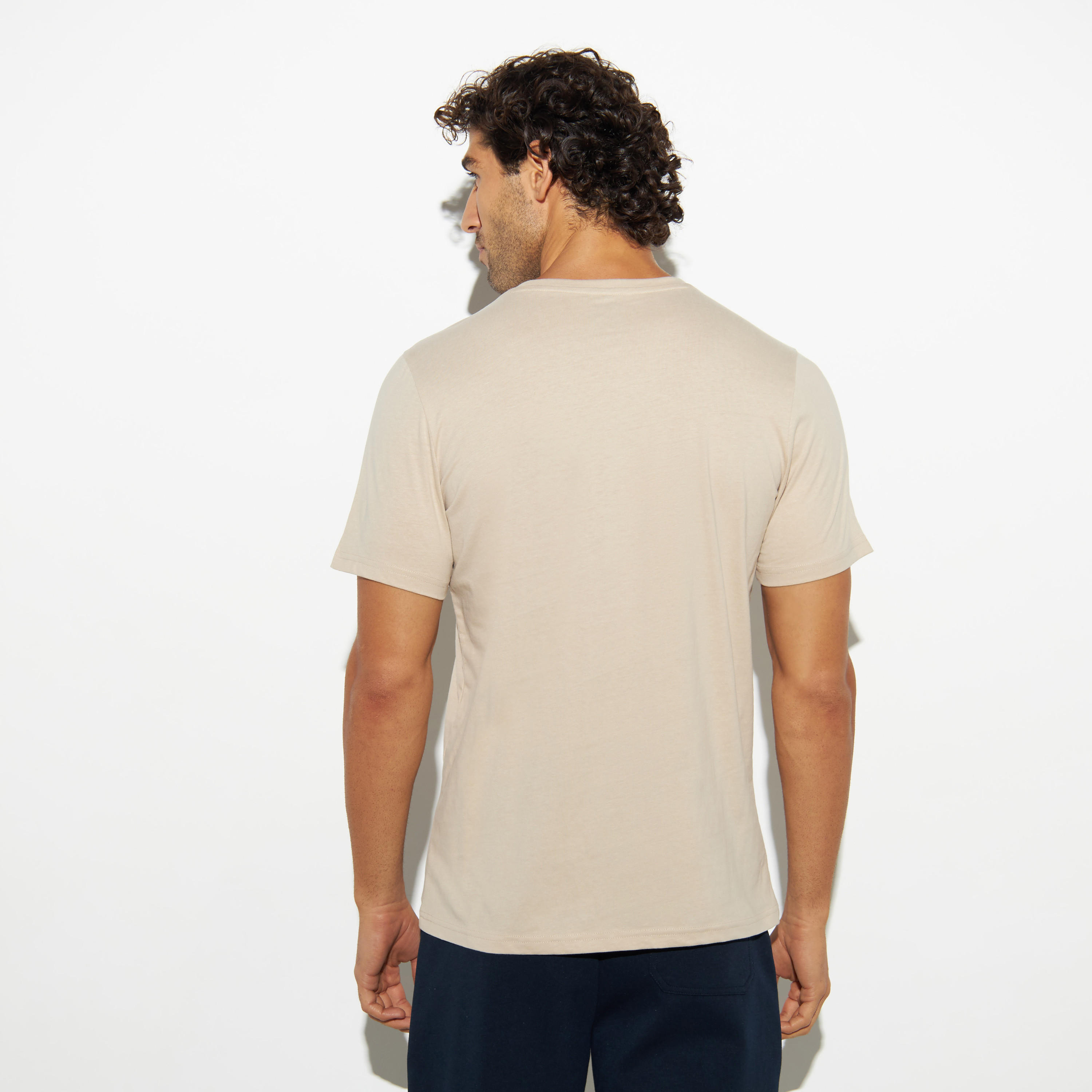 تيشيرت بياقة ضيقة وأكمام قصيرة وطبعات-men-clothing-tshirtsandpolos-tshirts-image-3