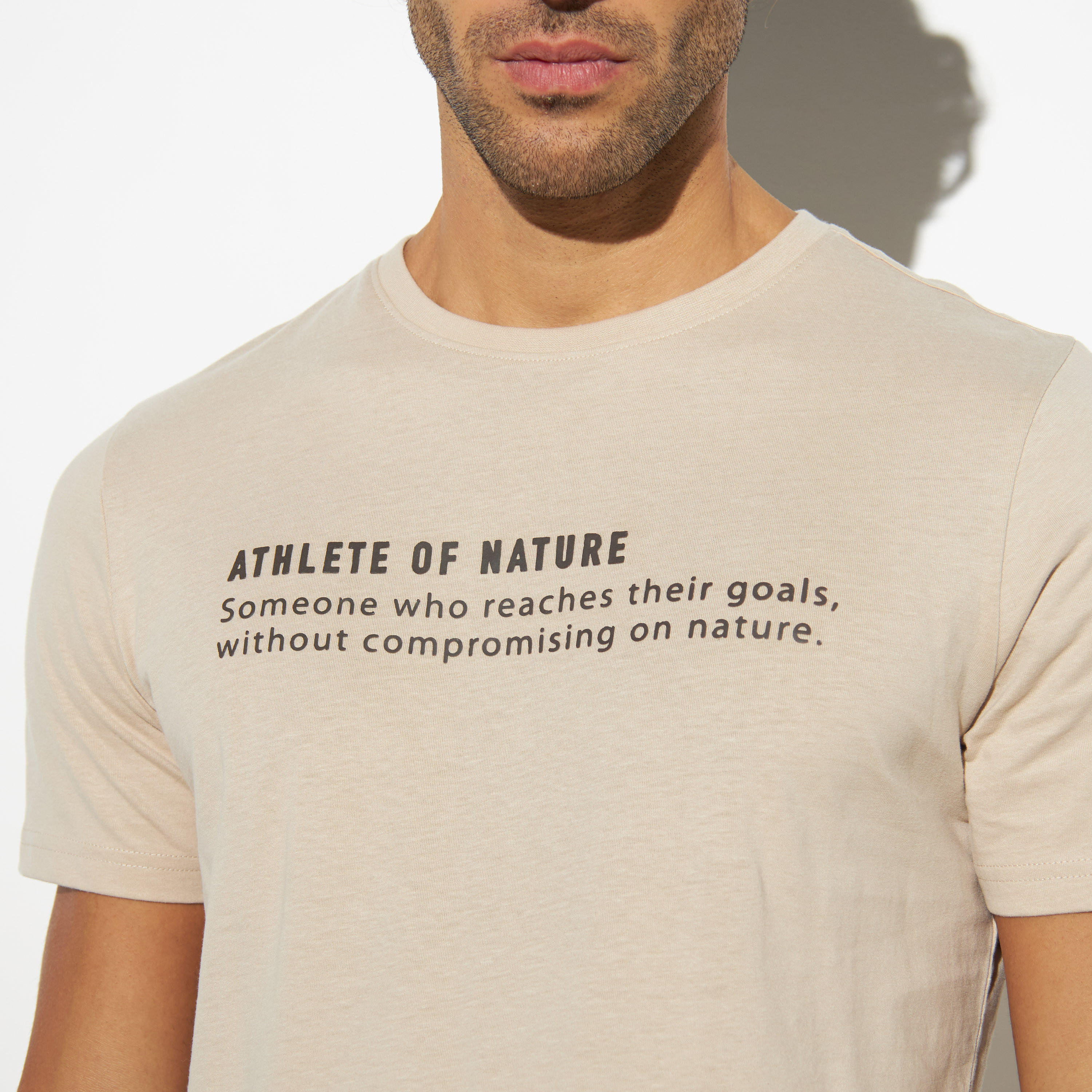 تيشيرت بياقة ضيقة وأكمام قصيرة وطبعات-men-clothing-tshirtsandpolos-tshirts-image-4