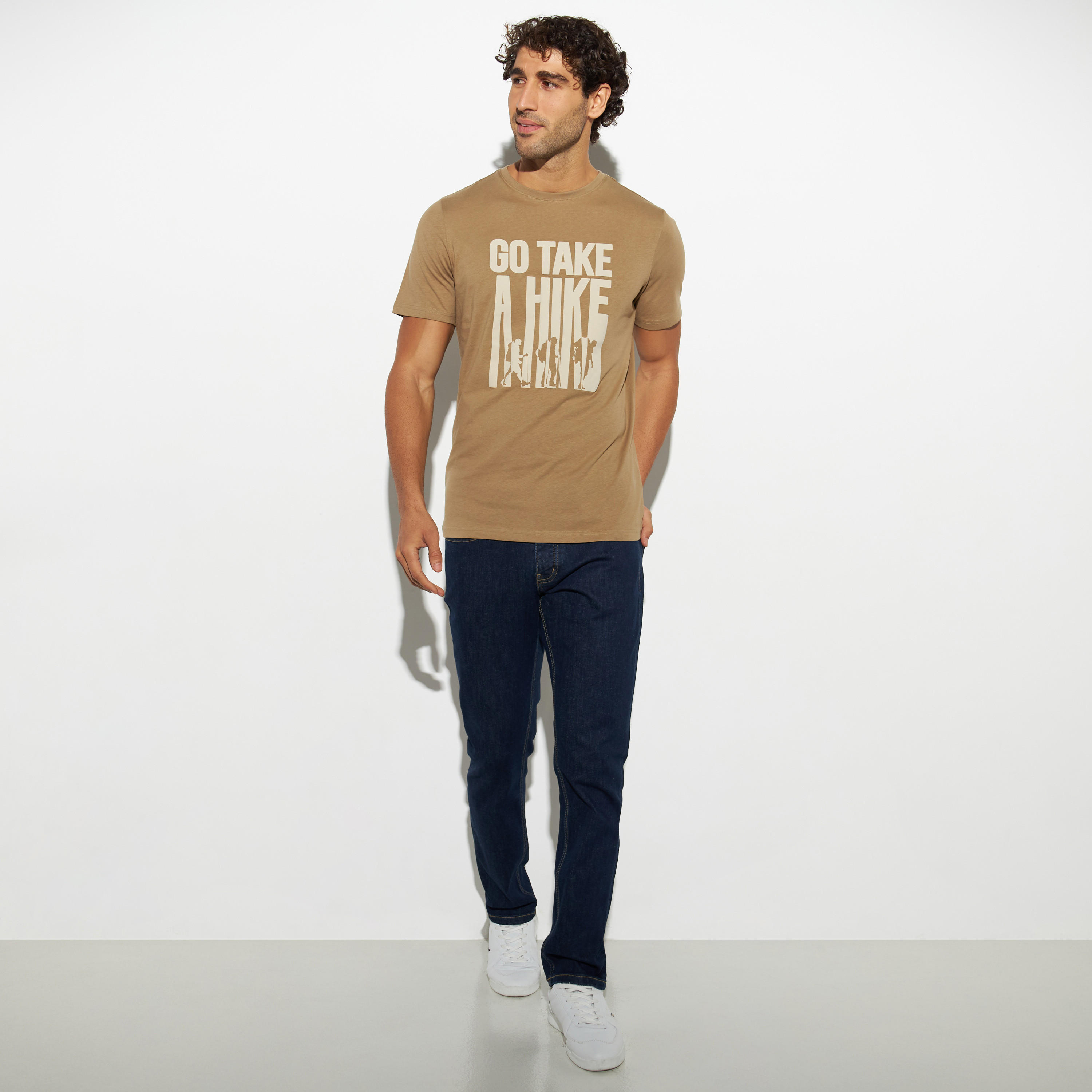 تيشيرت بياقة ضيّقة وأكمام قصيرة وطبعات-men-clothing-tshirtsandpolos-tshirts-image-2