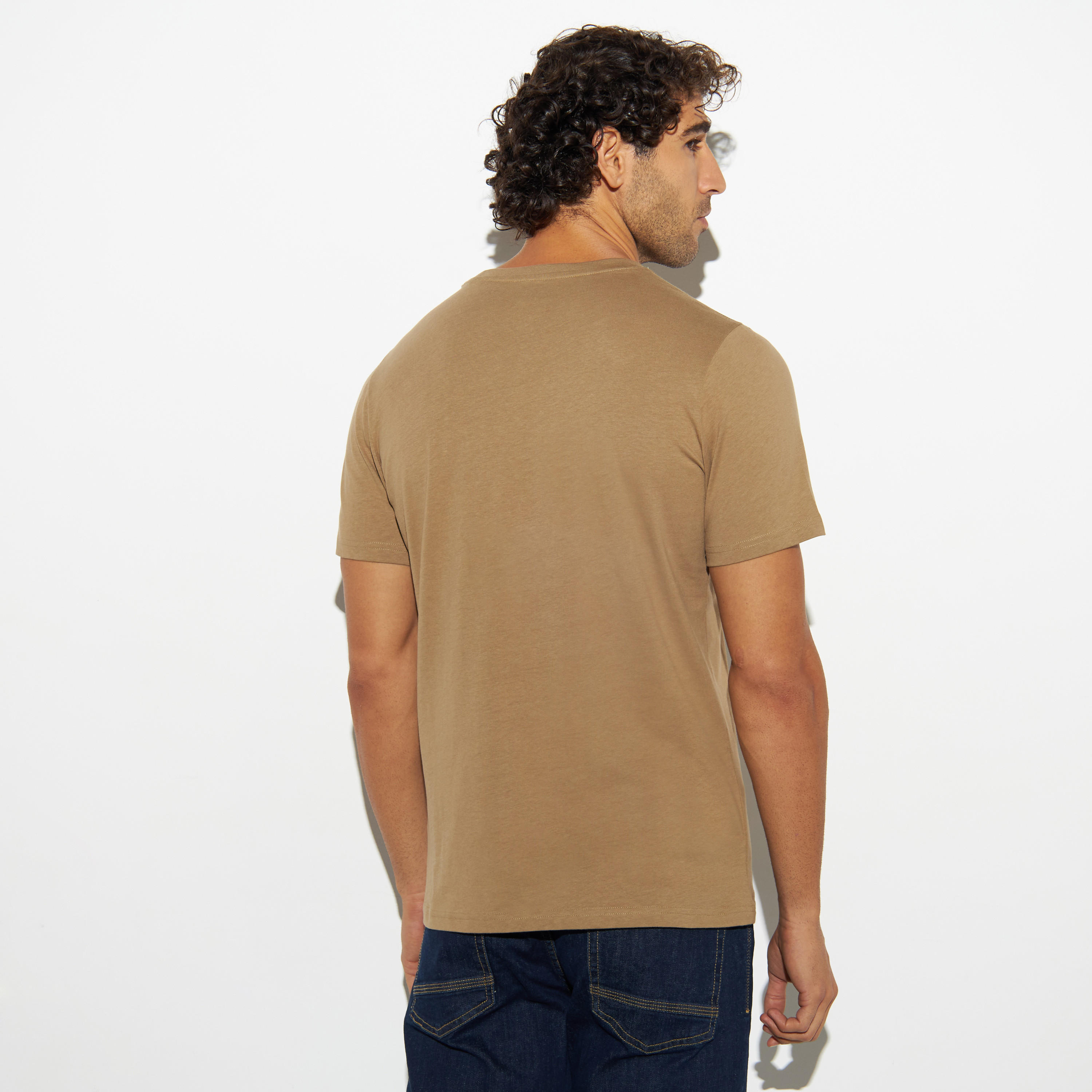 تيشيرت بياقة ضيّقة وأكمام قصيرة وطبعات-men-clothing-tshirtsandpolos-tshirts-image-3