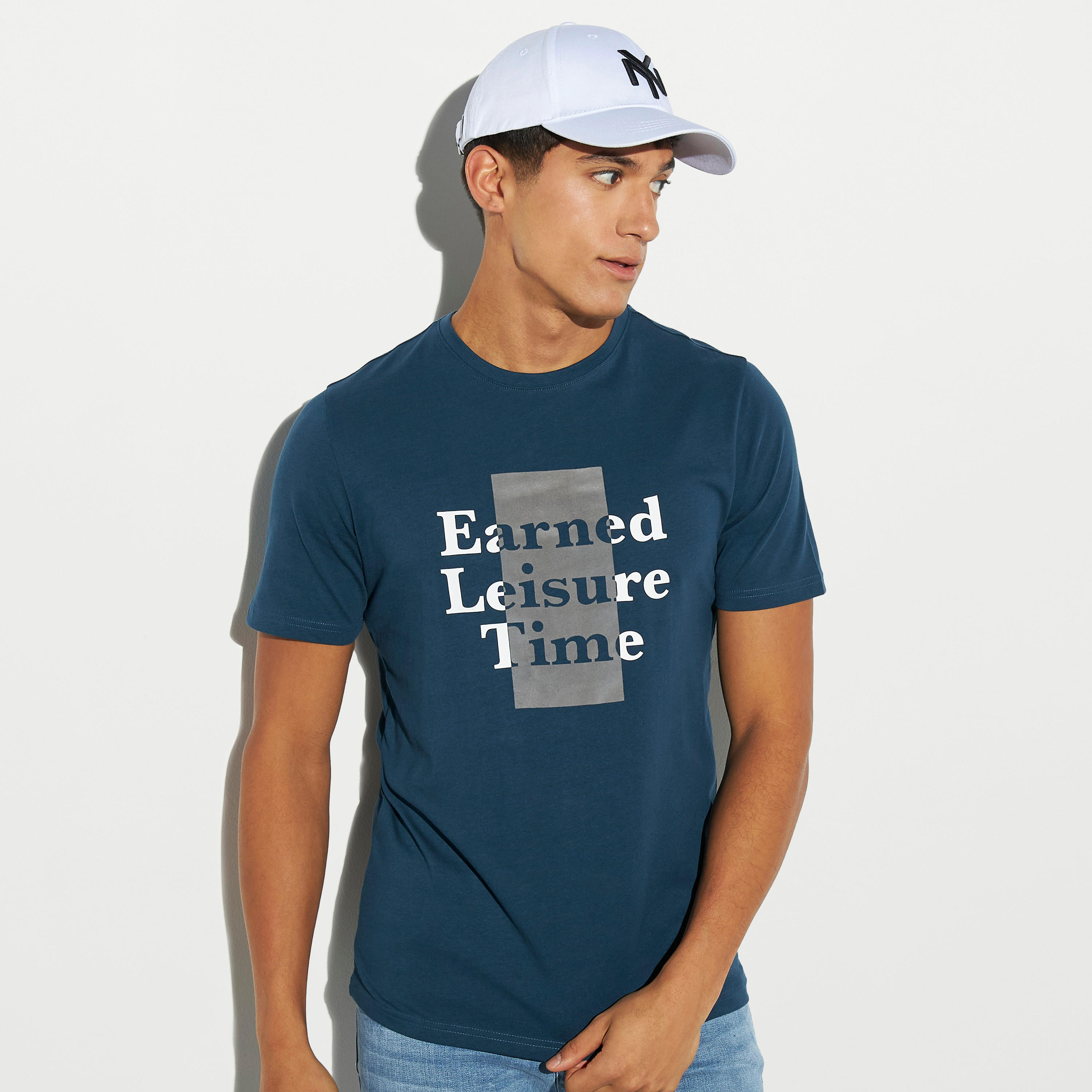 تيشيرت بطبعات وياقة ضيّقة-men-clothing-tshirtsandpolos-tshirts-image-4