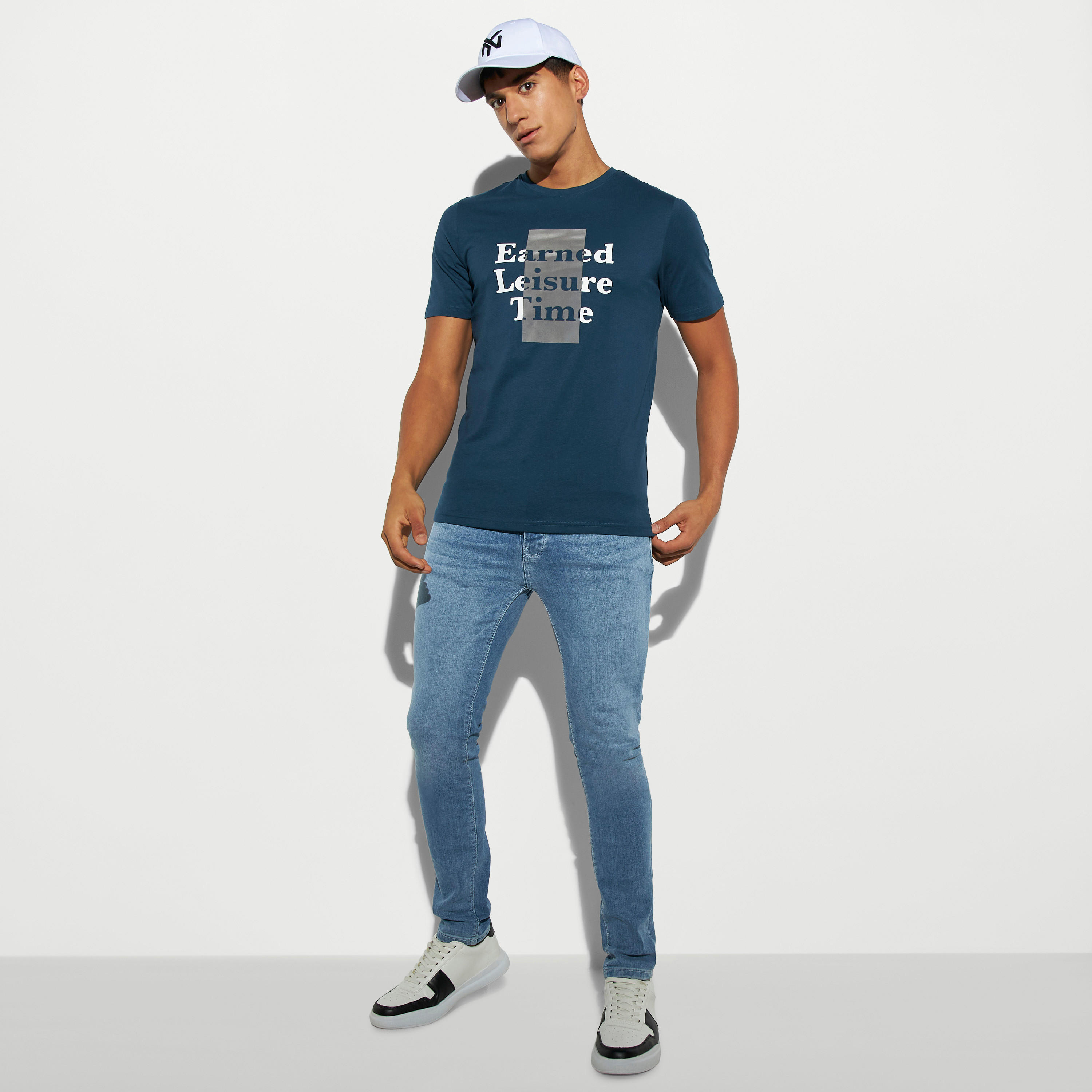 تيشيرت بطبعات وياقة ضيّقة-men-clothing-tshirtsandpolos-tshirts-image-3