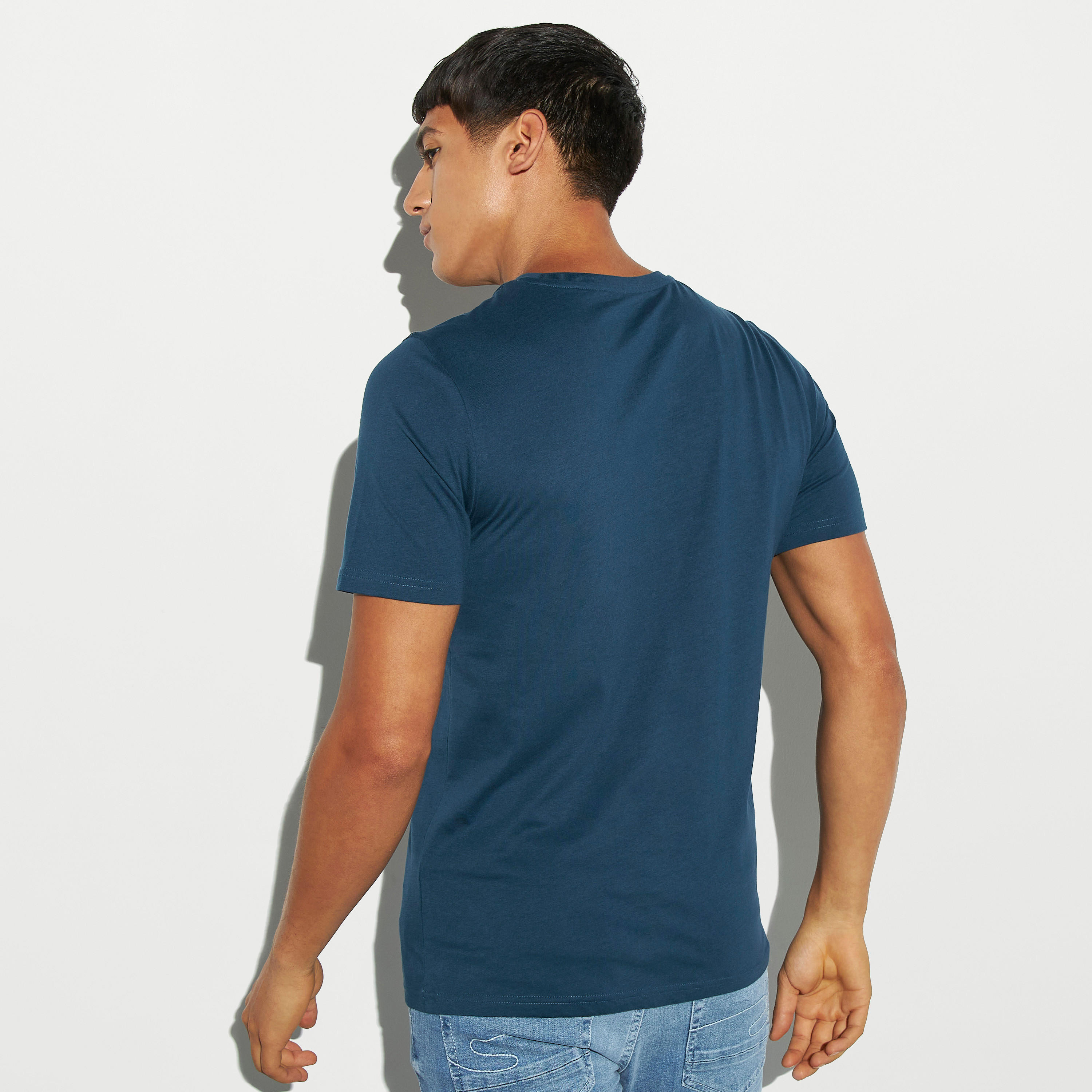 تيشيرت بطبعات وياقة ضيّقة-men-clothing-tshirtsandpolos-tshirts-image-2
