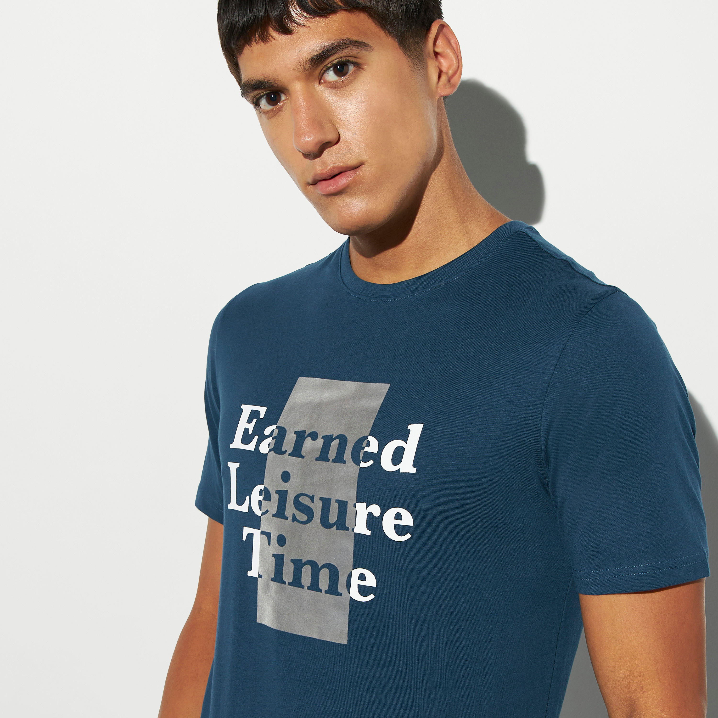 تيشيرت بطبعات وياقة ضيّقة-men-clothing-tshirtsandpolos-tshirts-image-1