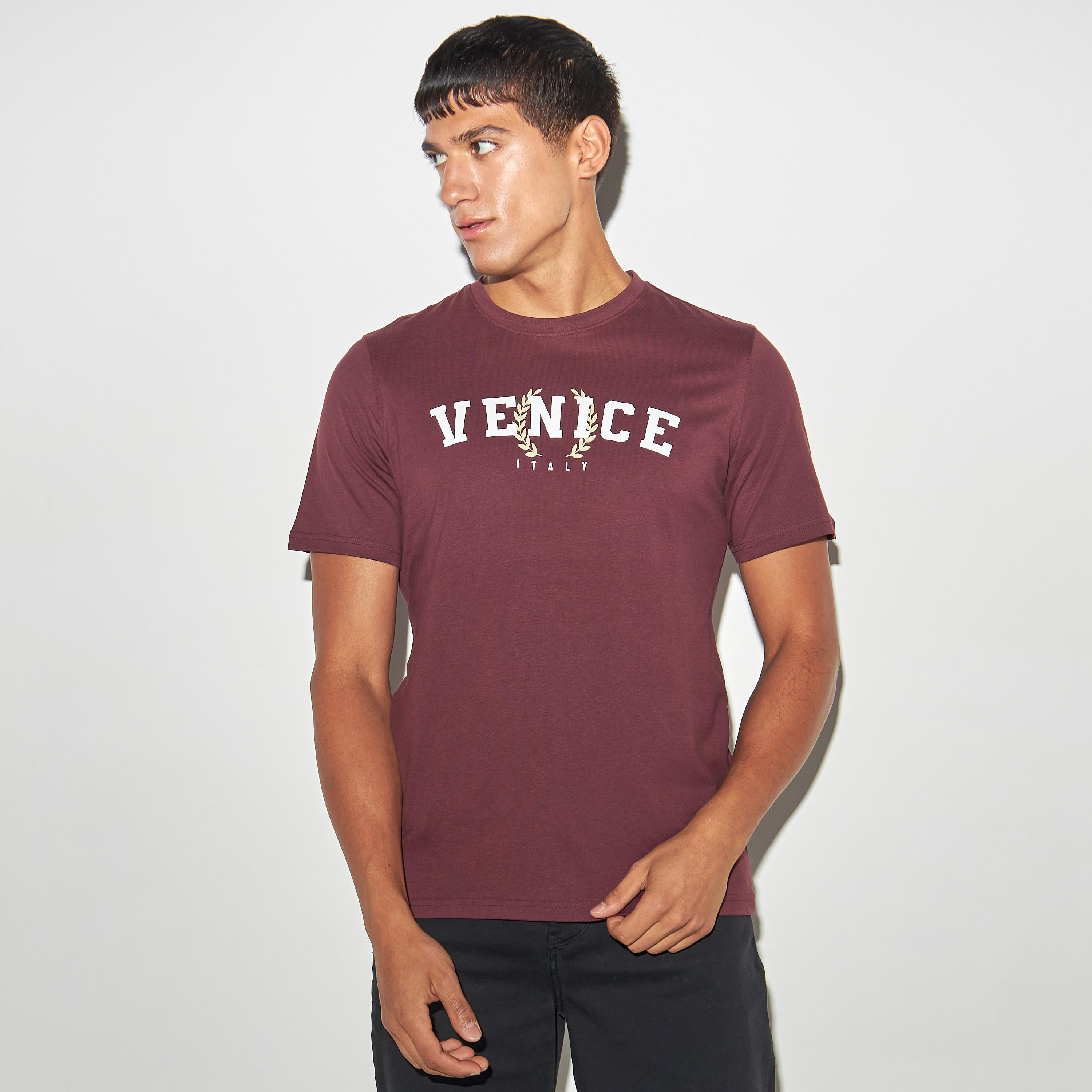 تيشيرت بياقة ضيّقة وأكمام قصيرة وطبعات-men-clothing-tshirtsandpolos-tshirts-image-1