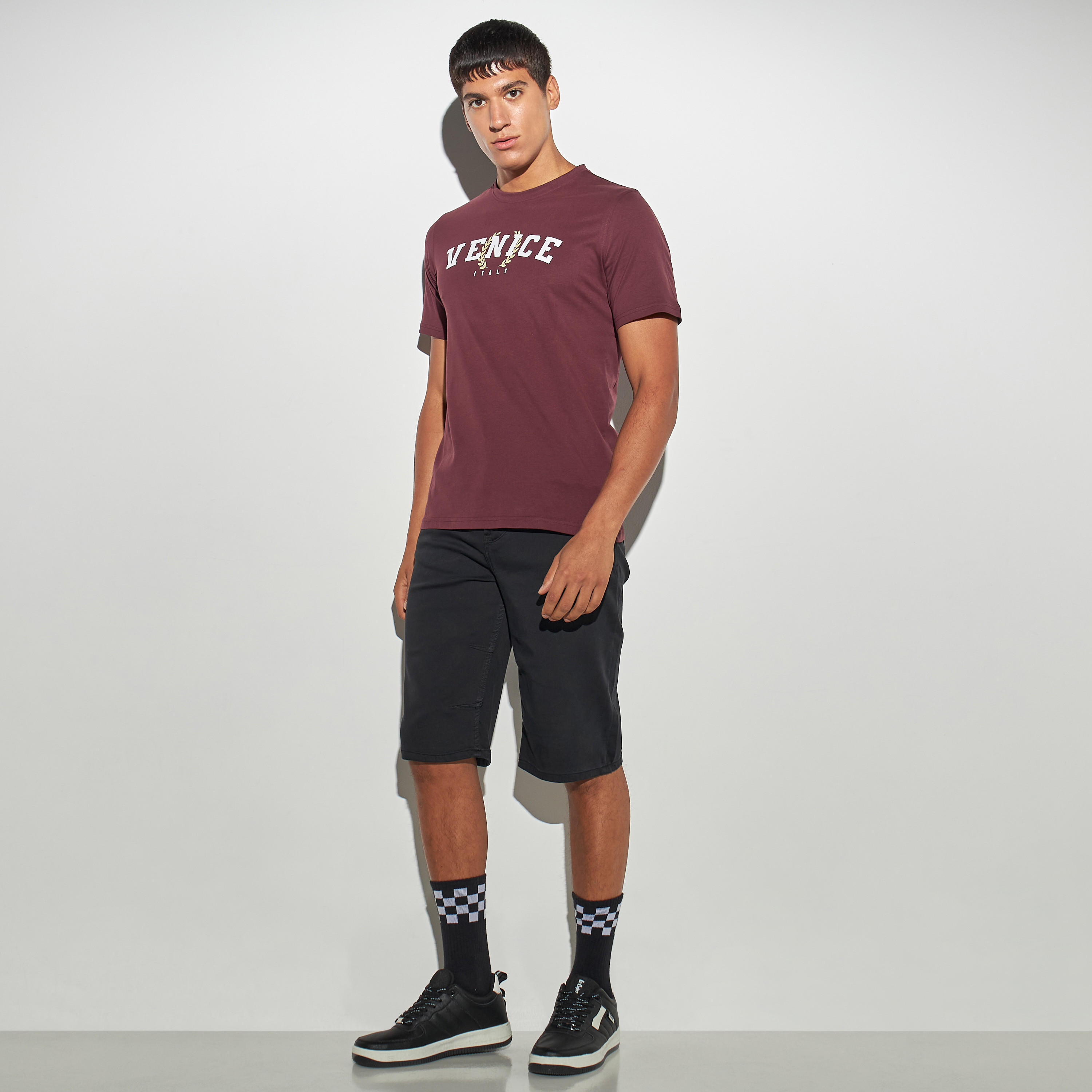 تيشيرت بياقة ضيّقة وأكمام قصيرة وطبعات-men-clothing-tshirtsandpolos-tshirts-image-2