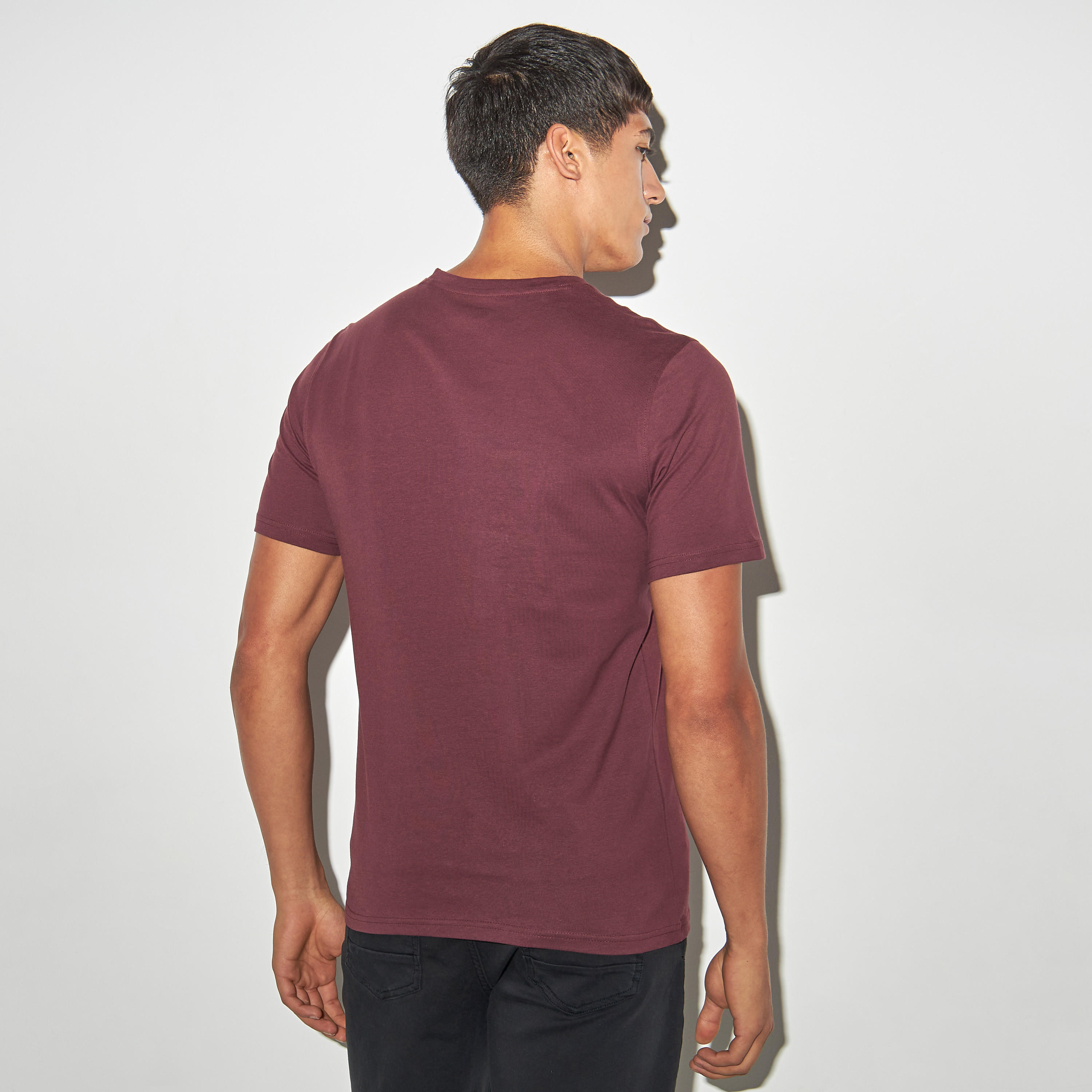 تيشيرت بياقة ضيّقة وأكمام قصيرة وطبعات-men-clothing-tshirtsandpolos-tshirts-image-3