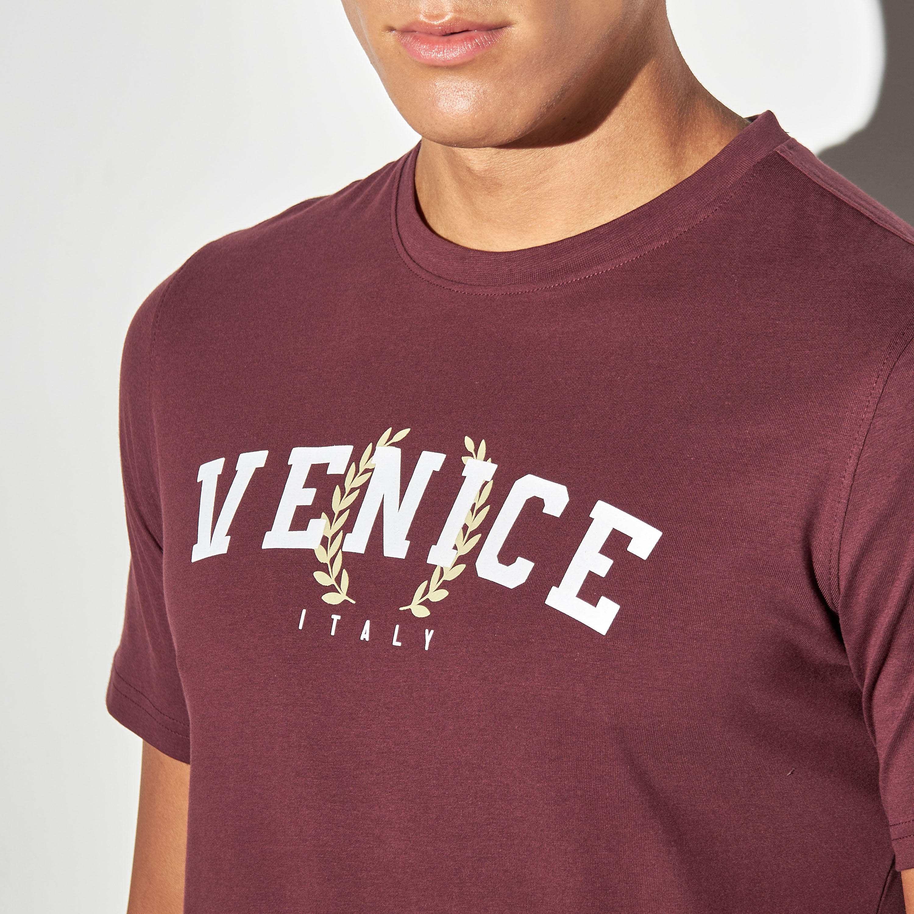 تيشيرت بياقة ضيّقة وأكمام قصيرة وطبعات-men-clothing-tshirtsandpolos-tshirts-image-4