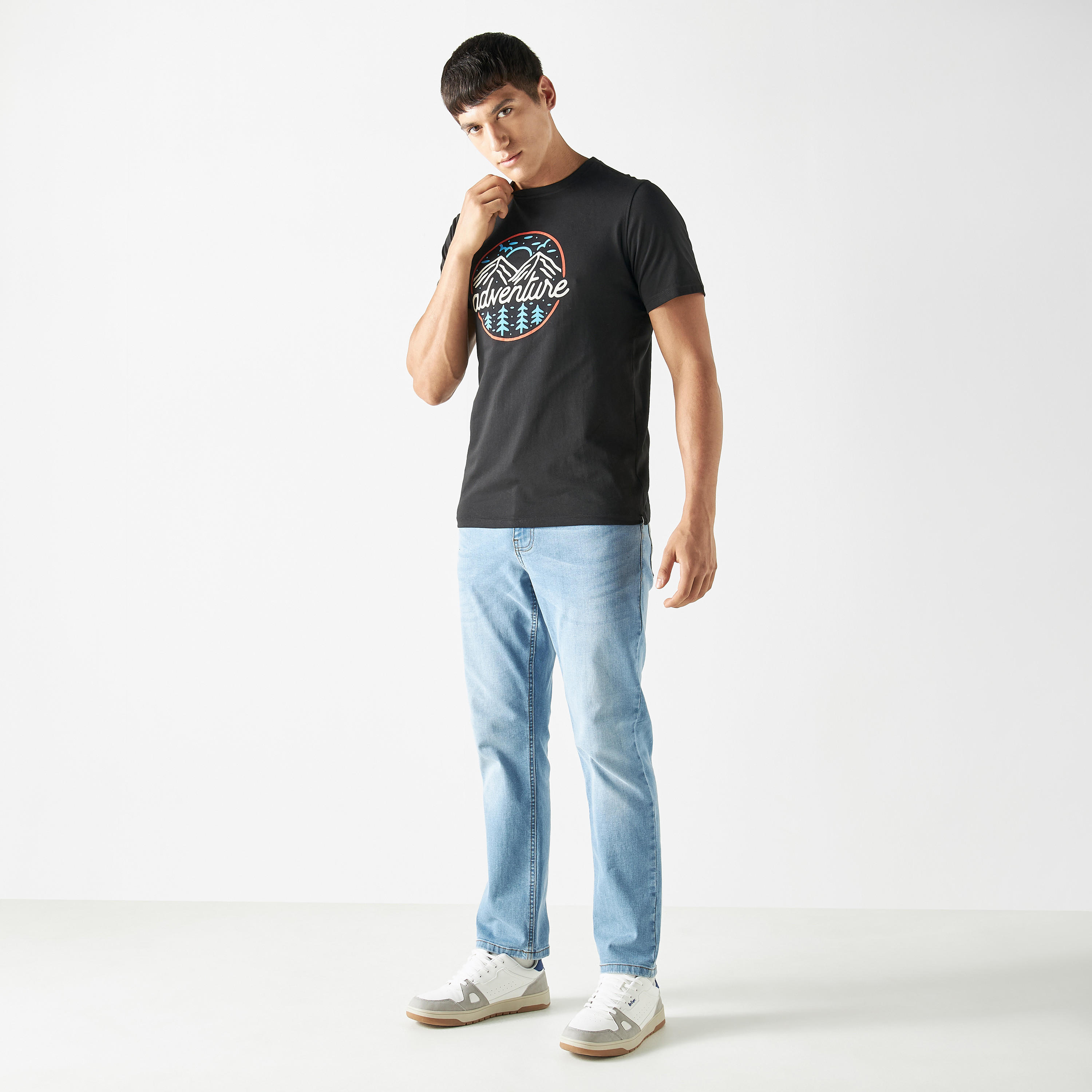 تيشيرت بياقة ضيقة وأكمام قصيرة وطبعات-men-clothing-tshirtsandpolos-tshirts-image-2