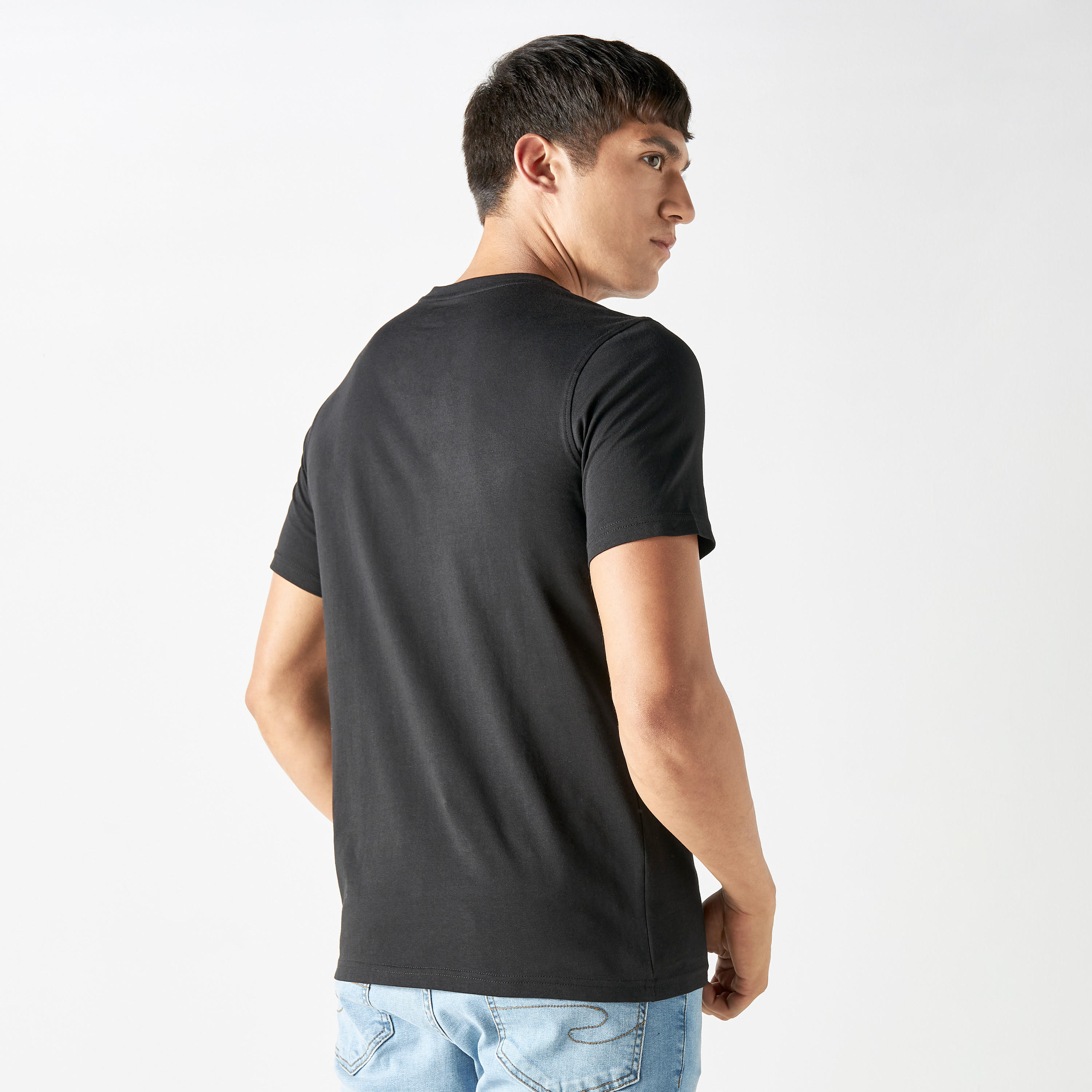 تيشيرت بياقة ضيقة وأكمام قصيرة وطبعات-men-clothing-tshirtsandpolos-tshirts-image-3