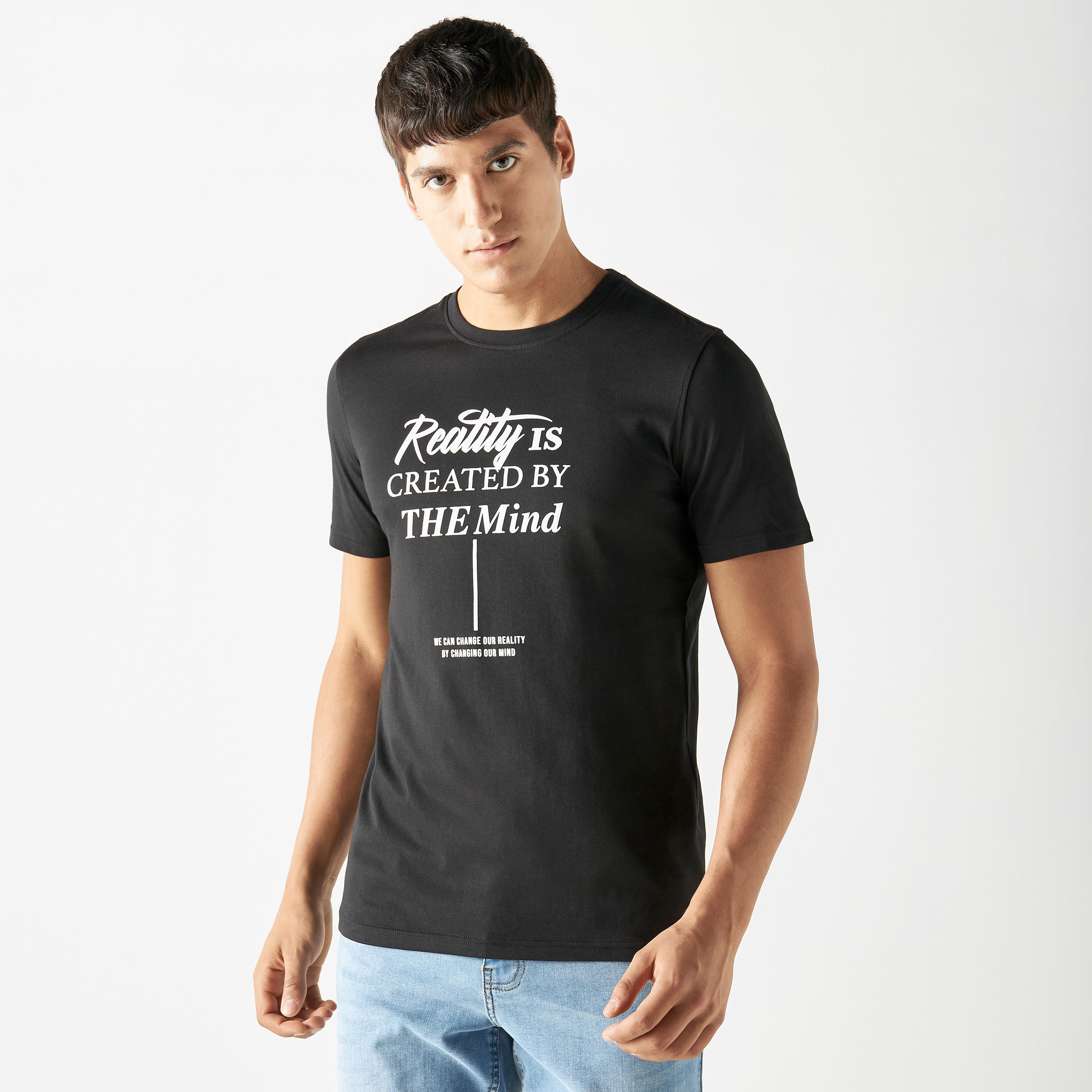تيشيرت بياقة ضيقة وأكمام قصيرة وطبعات شعار-men-clothing-tshirtsandpolos-tshirts-image-1