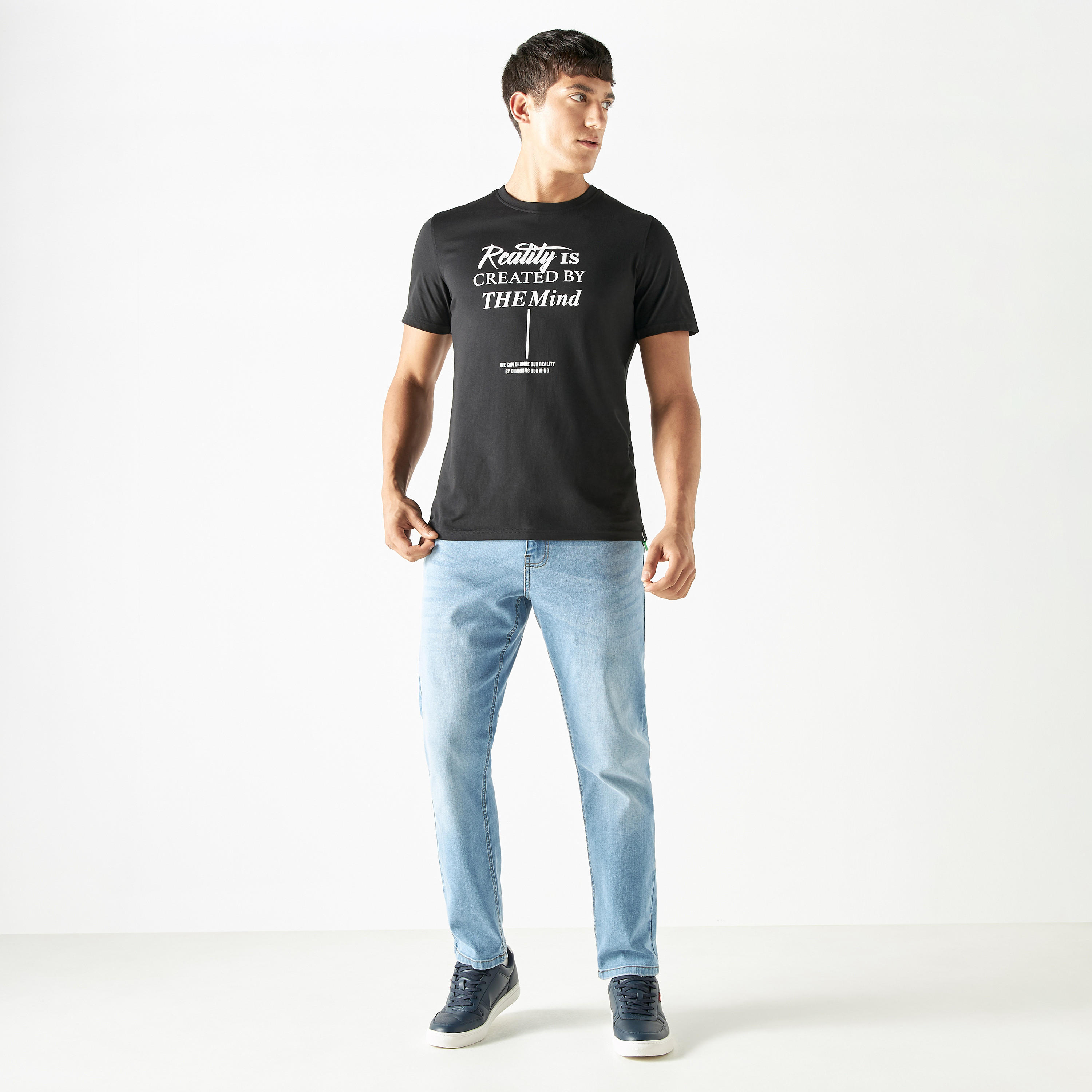 تيشيرت بياقة ضيقة وأكمام قصيرة وطبعات شعار-men-clothing-tshirtsandpolos-tshirts-image-2