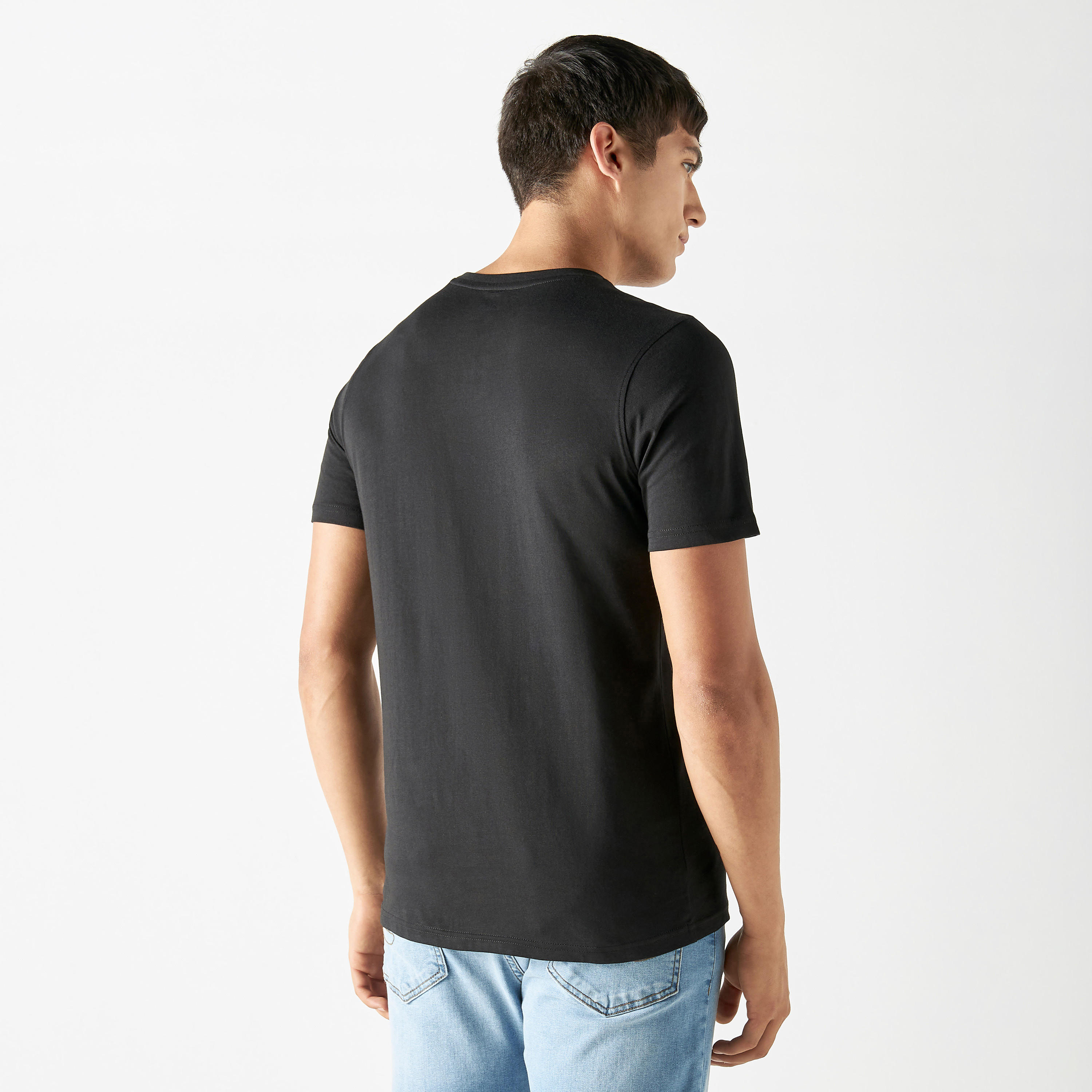 تيشيرت بياقة ضيقة وأكمام قصيرة وطبعات شعار-men-clothing-tshirtsandpolos-tshirts-image-3