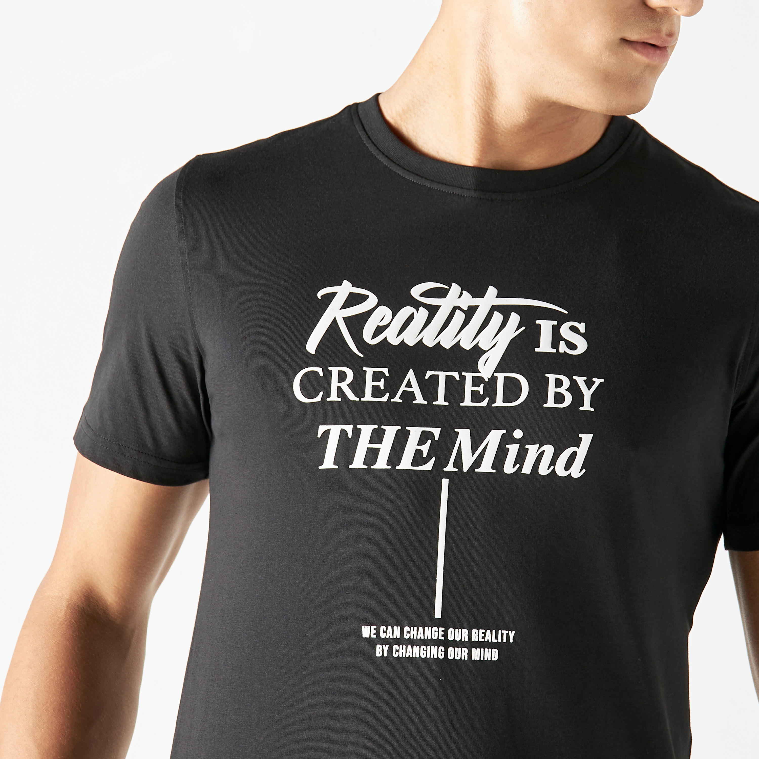 تيشيرت بياقة ضيقة وأكمام قصيرة وطبعات شعار-men-clothing-tshirtsandpolos-tshirts-image-4