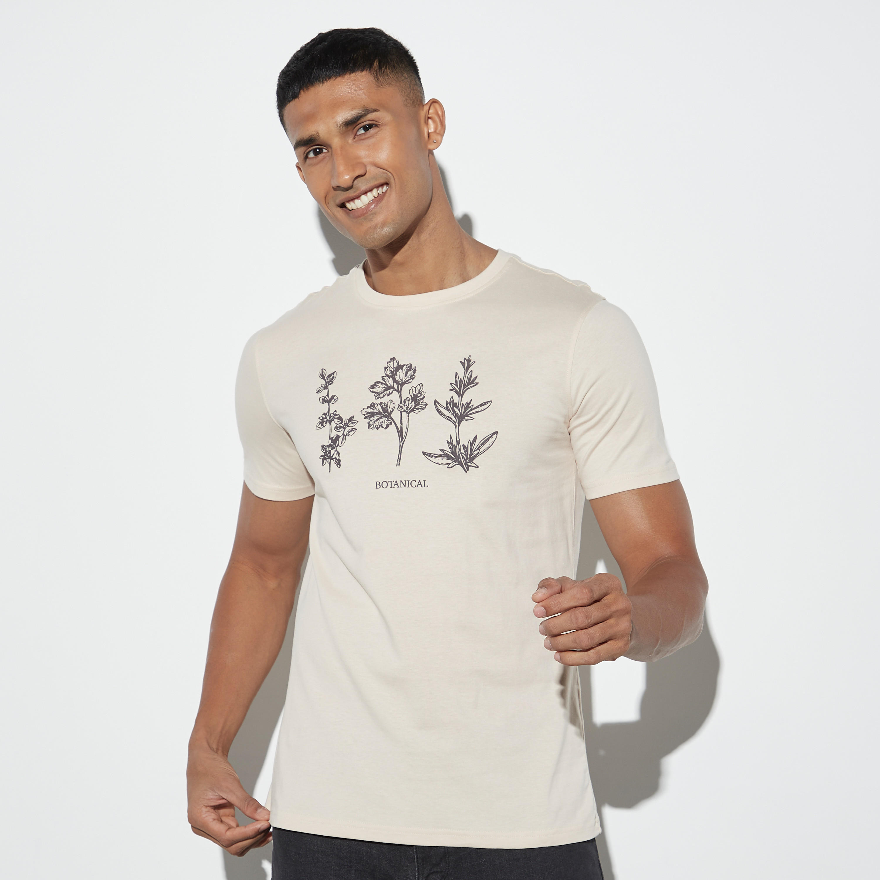 تيشيرت بياقة ضيّقة وأكمام قصيرة وطبعات-men-clothing-tshirtsandpolos-tshirts-image-1