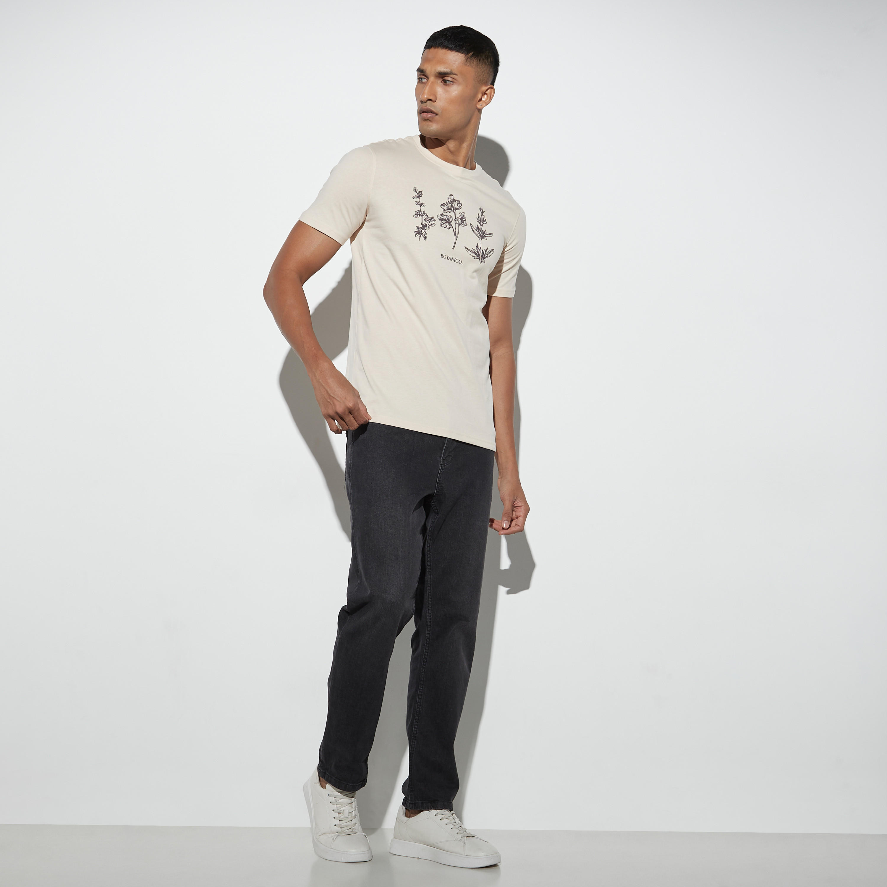 تيشيرت بياقة ضيّقة وأكمام قصيرة وطبعات-men-clothing-tshirtsandpolos-tshirts-image-2