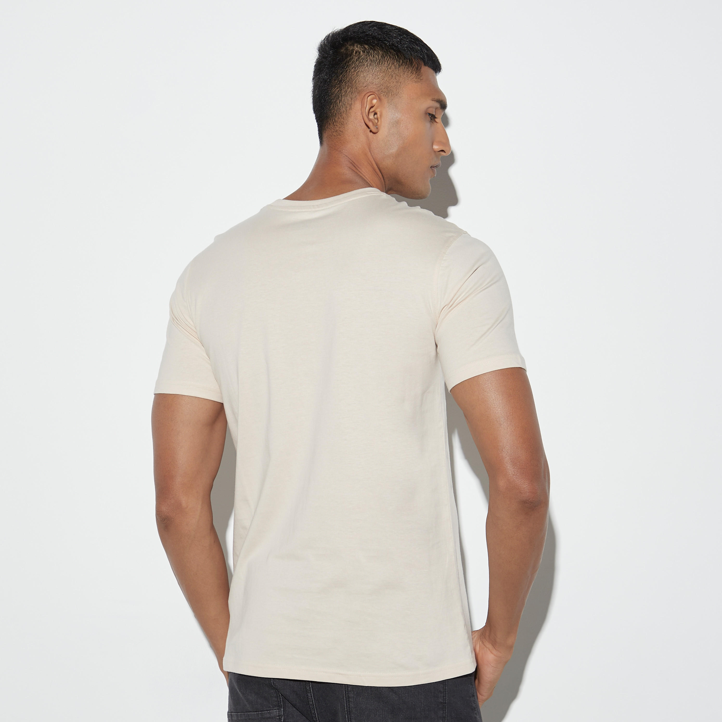 تيشيرت بياقة ضيّقة وأكمام قصيرة وطبعات-men-clothing-tshirtsandpolos-tshirts-image-3
