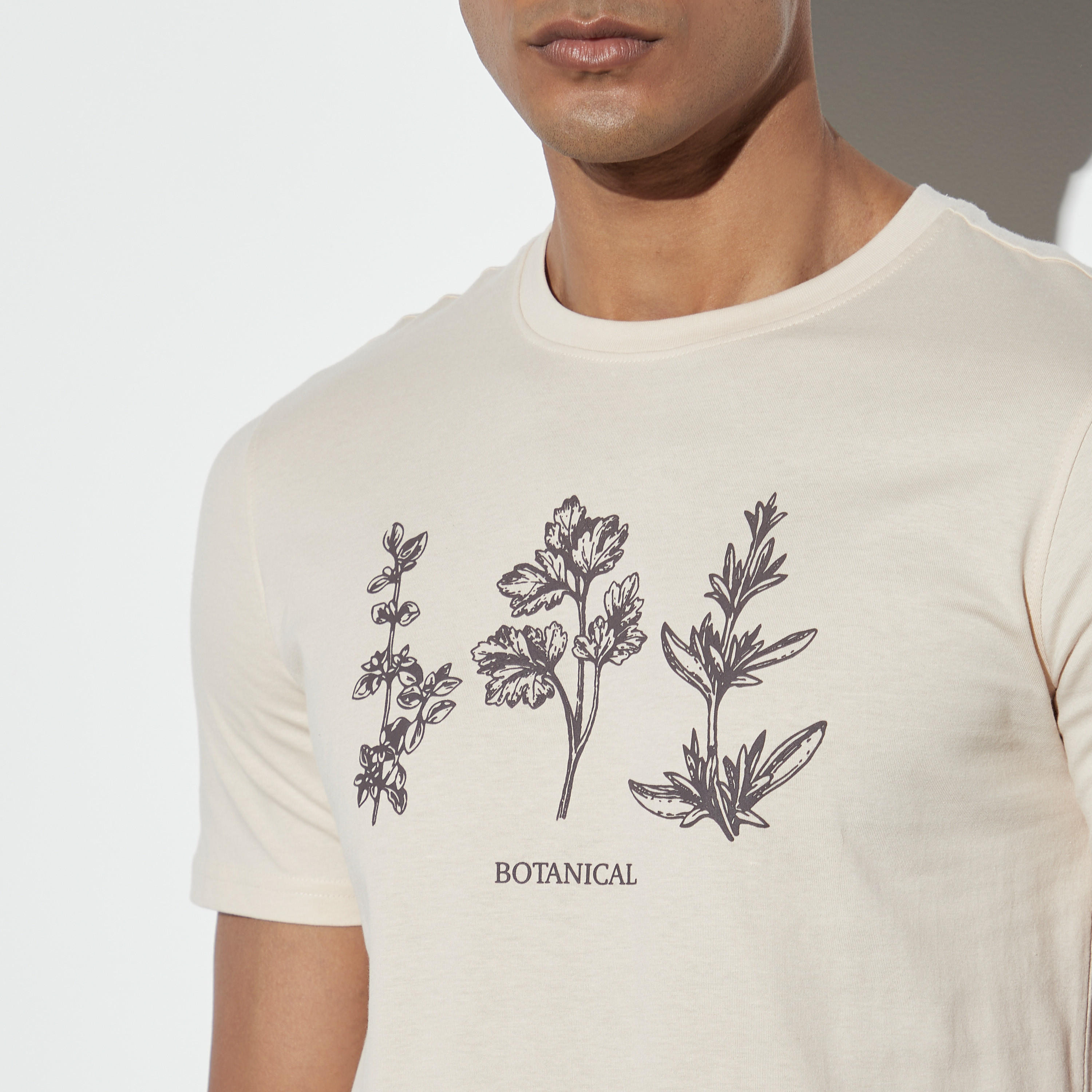 تيشيرت بياقة ضيّقة وأكمام قصيرة وطبعات-men-clothing-tshirtsandpolos-tshirts-image-4