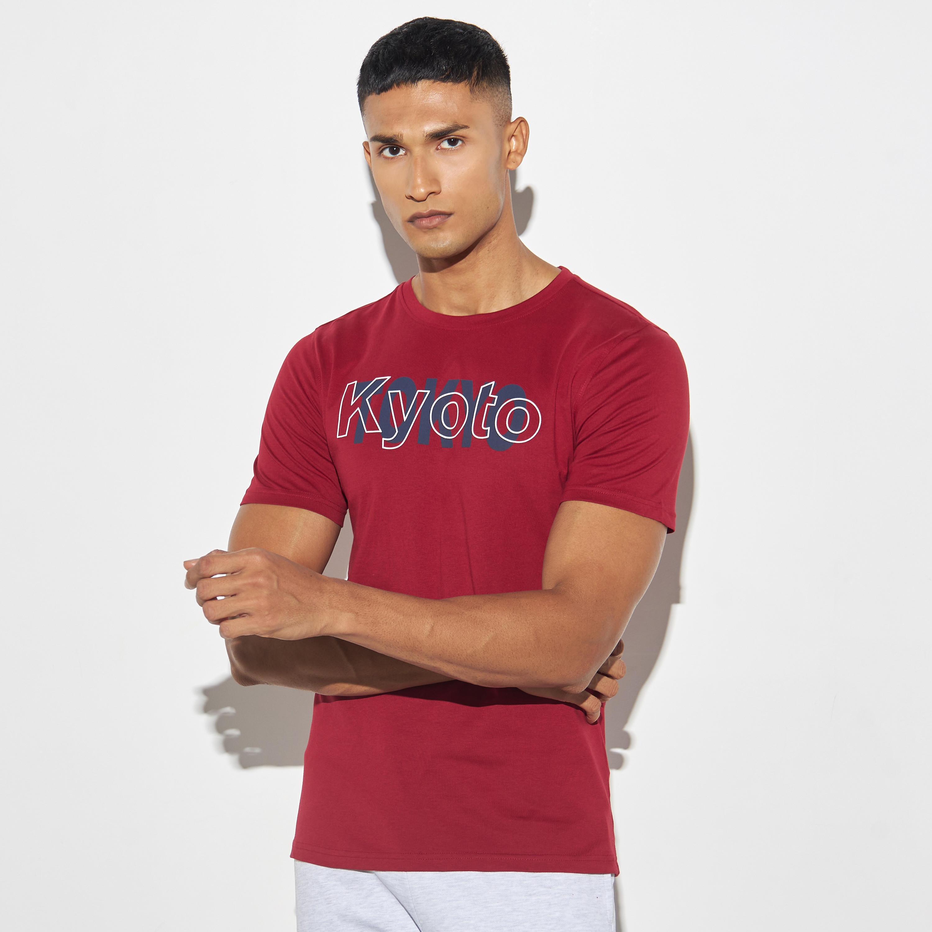 تيشيرت بياقة ضيّقة وأكمام قصيرة وطبعات-men-clothing-tshirtsandpolos-tshirts-image-1