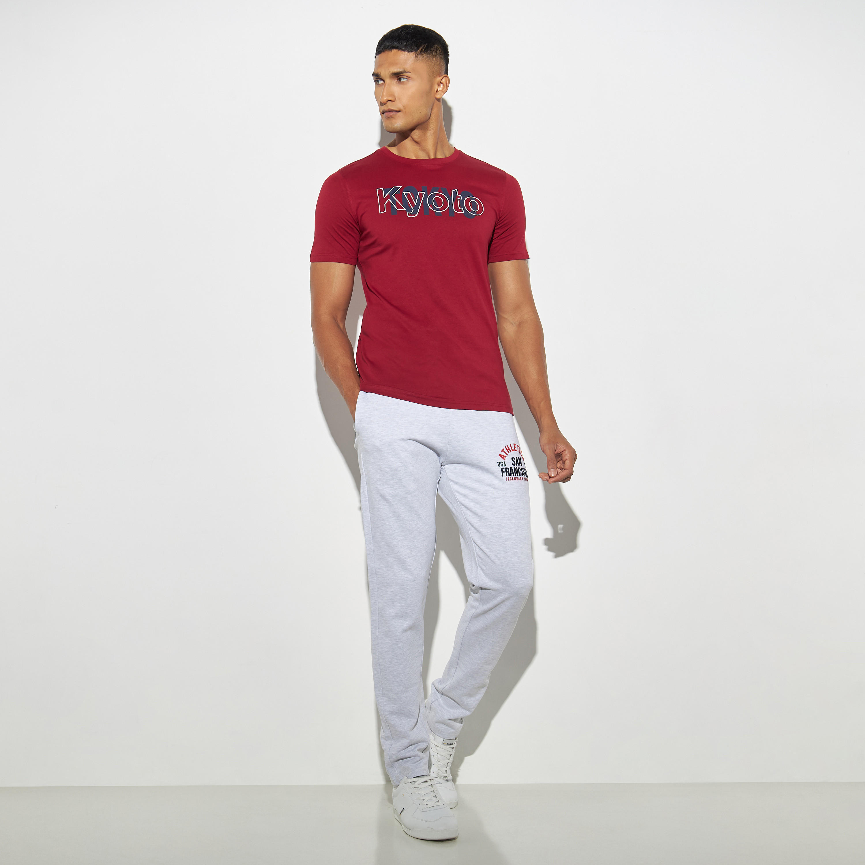 تيشيرت بياقة ضيّقة وأكمام قصيرة وطبعات-men-clothing-tshirtsandpolos-tshirts-image-2