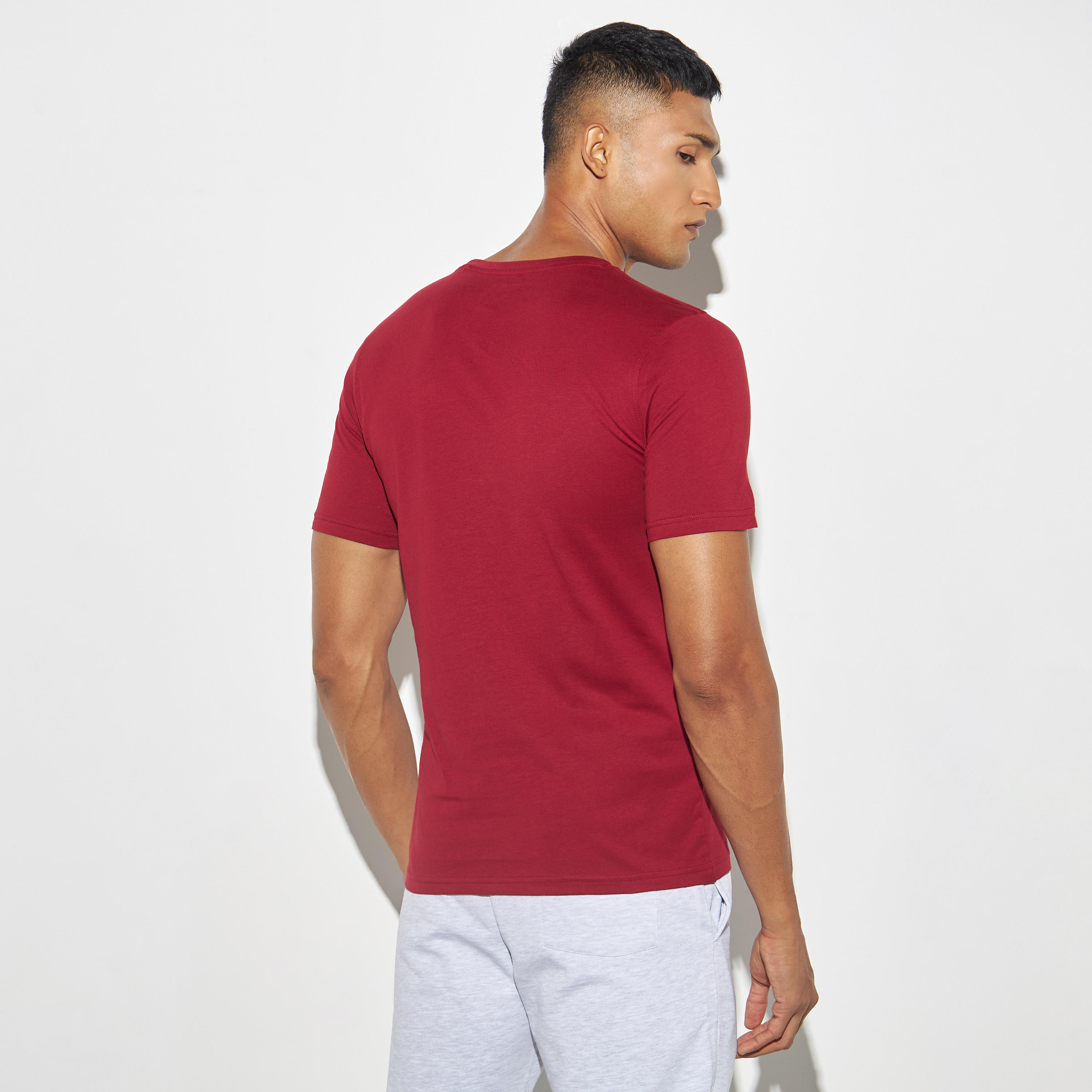 تيشيرت بياقة ضيّقة وأكمام قصيرة وطبعات-men-clothing-tshirtsandpolos-tshirts-image-3
