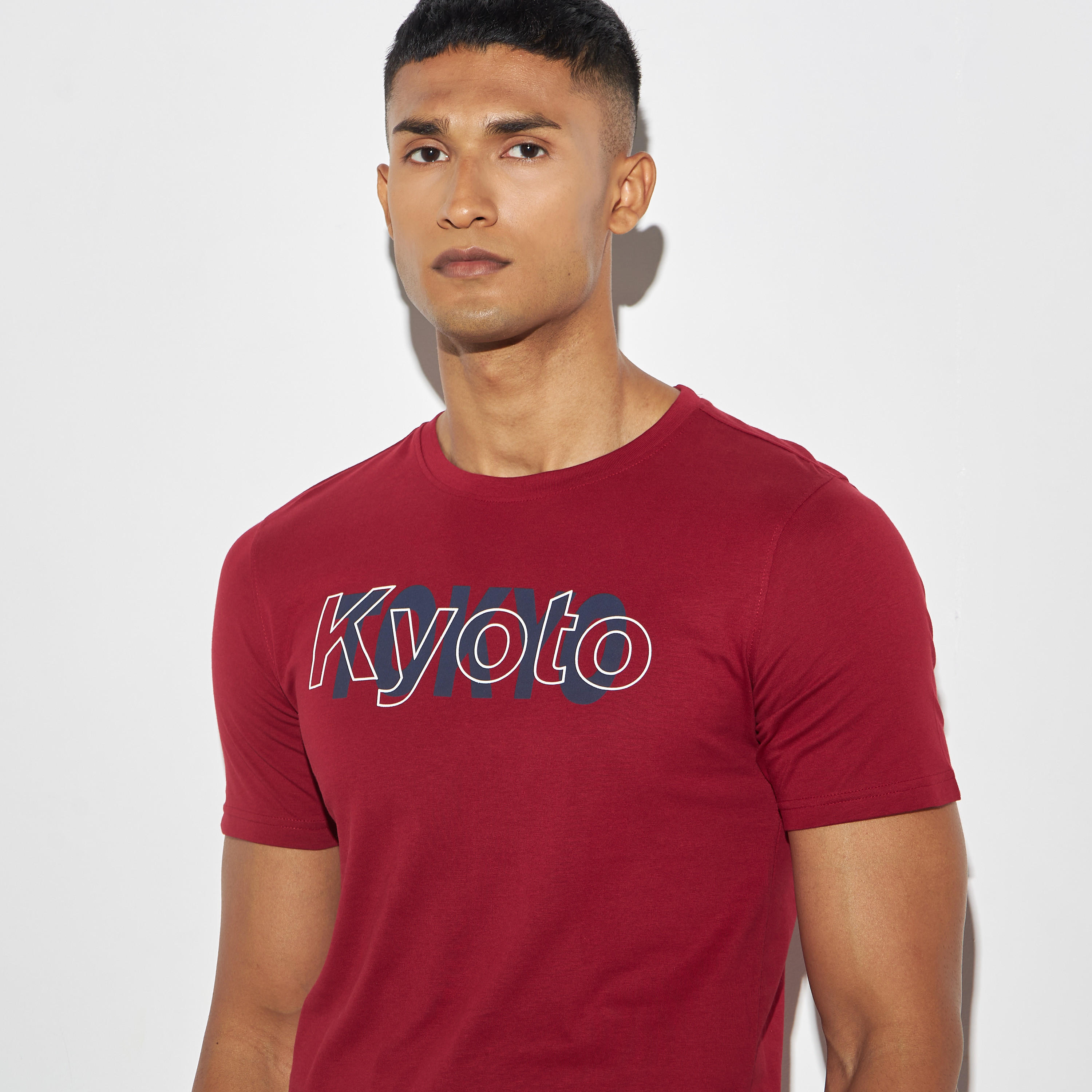 تيشيرت بياقة ضيّقة وأكمام قصيرة وطبعات-men-clothing-tshirtsandpolos-tshirts-image-4