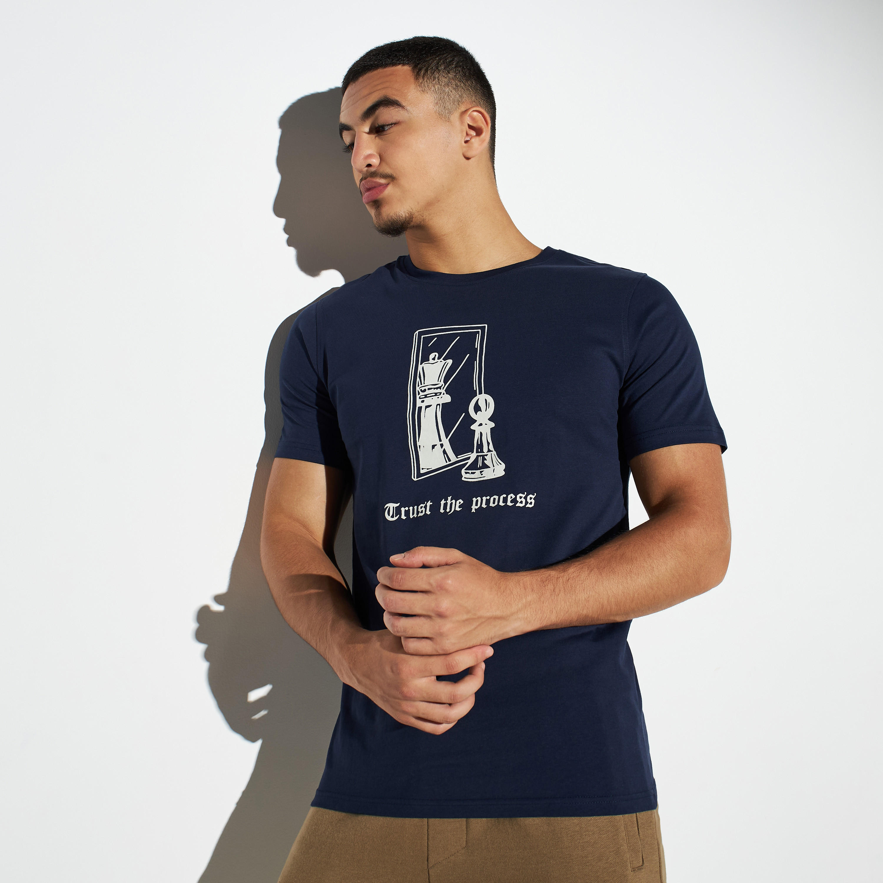تيشيرت بياقة ضيقة وأكمام قصيرة وطبعات-men-clothing-tshirtsandpolos-tshirts-image-1