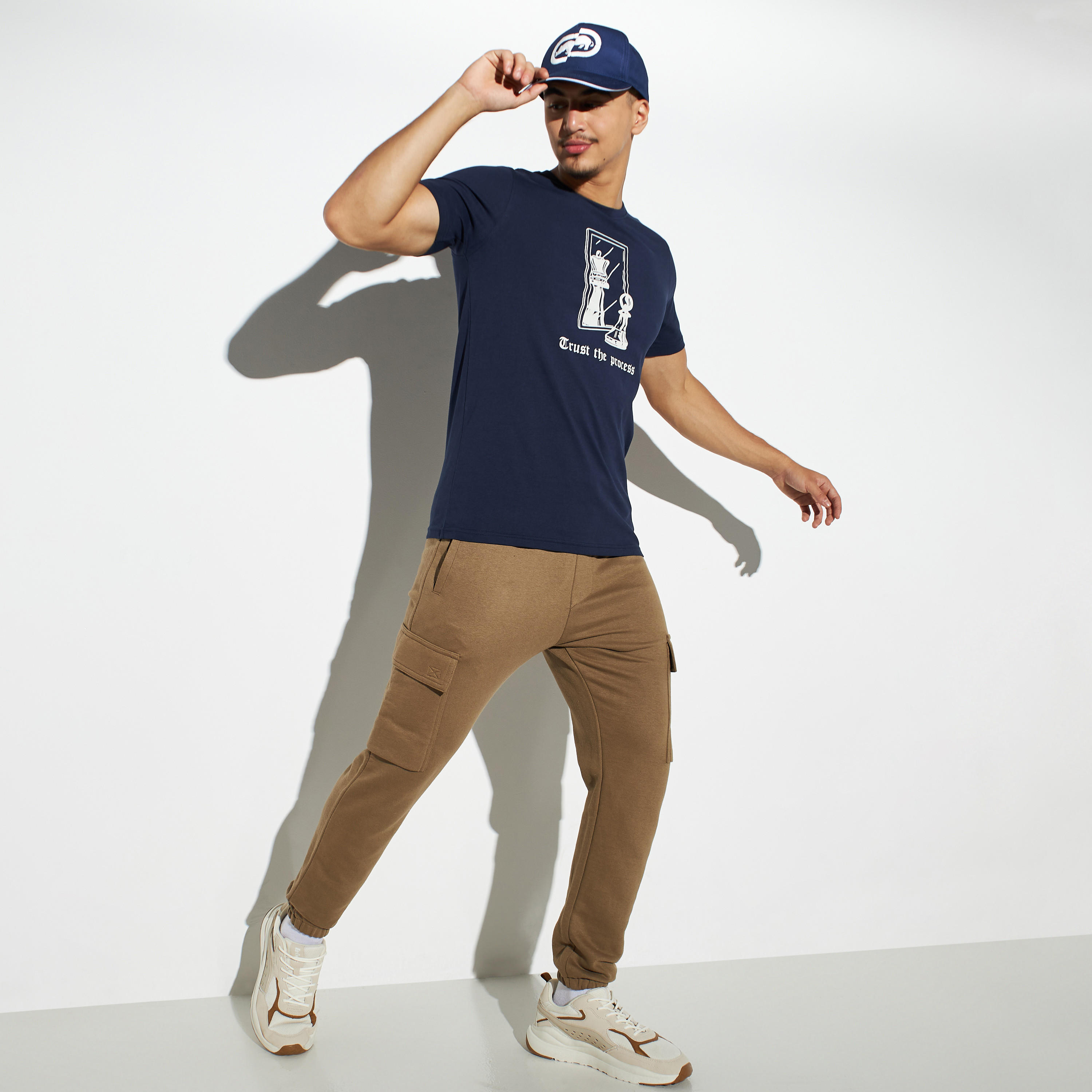 تيشيرت بياقة ضيقة وأكمام قصيرة وطبعات-men-clothing-tshirtsandpolos-tshirts-image-2