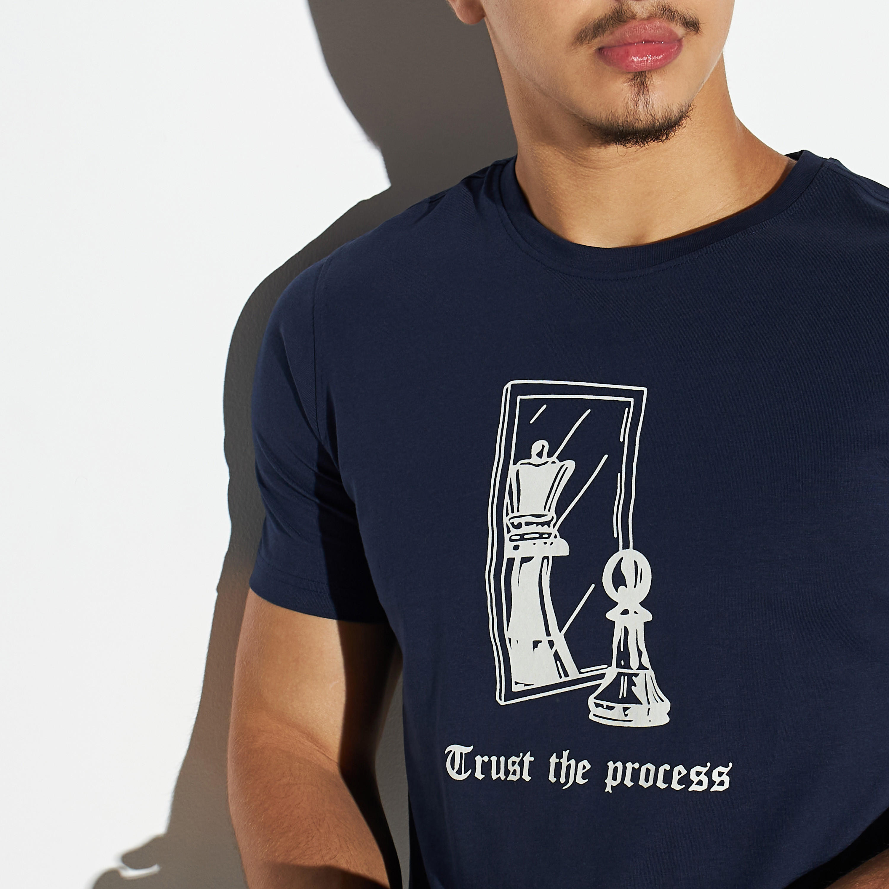 تيشيرت بياقة ضيقة وأكمام قصيرة وطبعات-men-clothing-tshirtsandpolos-tshirts-image-3