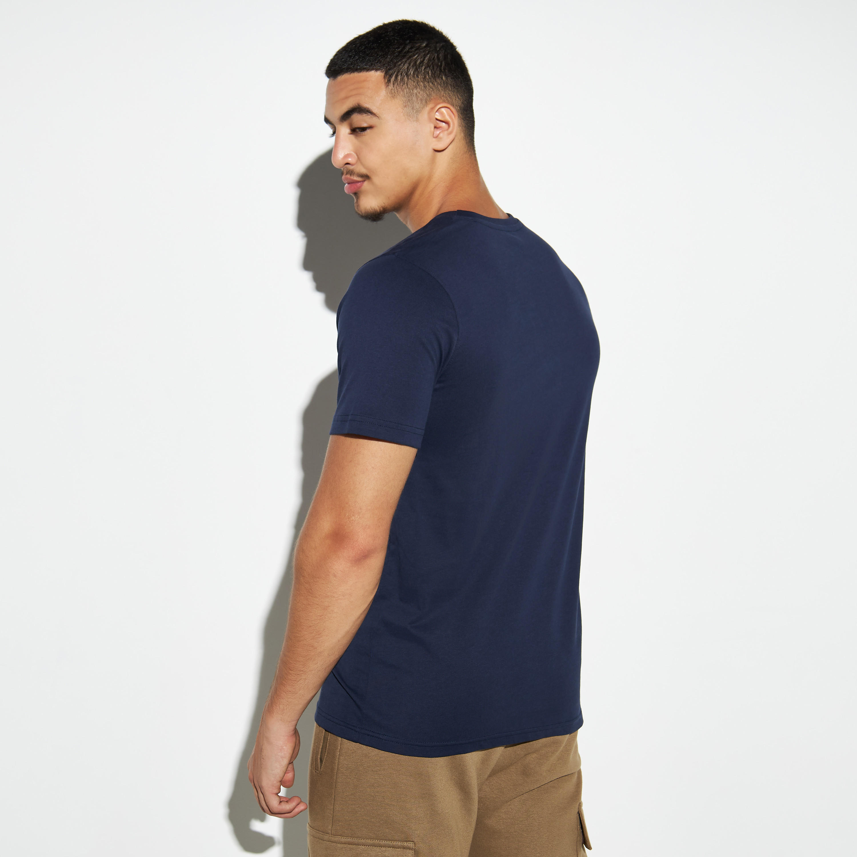 تيشيرت بياقة ضيقة وأكمام قصيرة وطبعات-men-clothing-tshirtsandpolos-tshirts-image-4