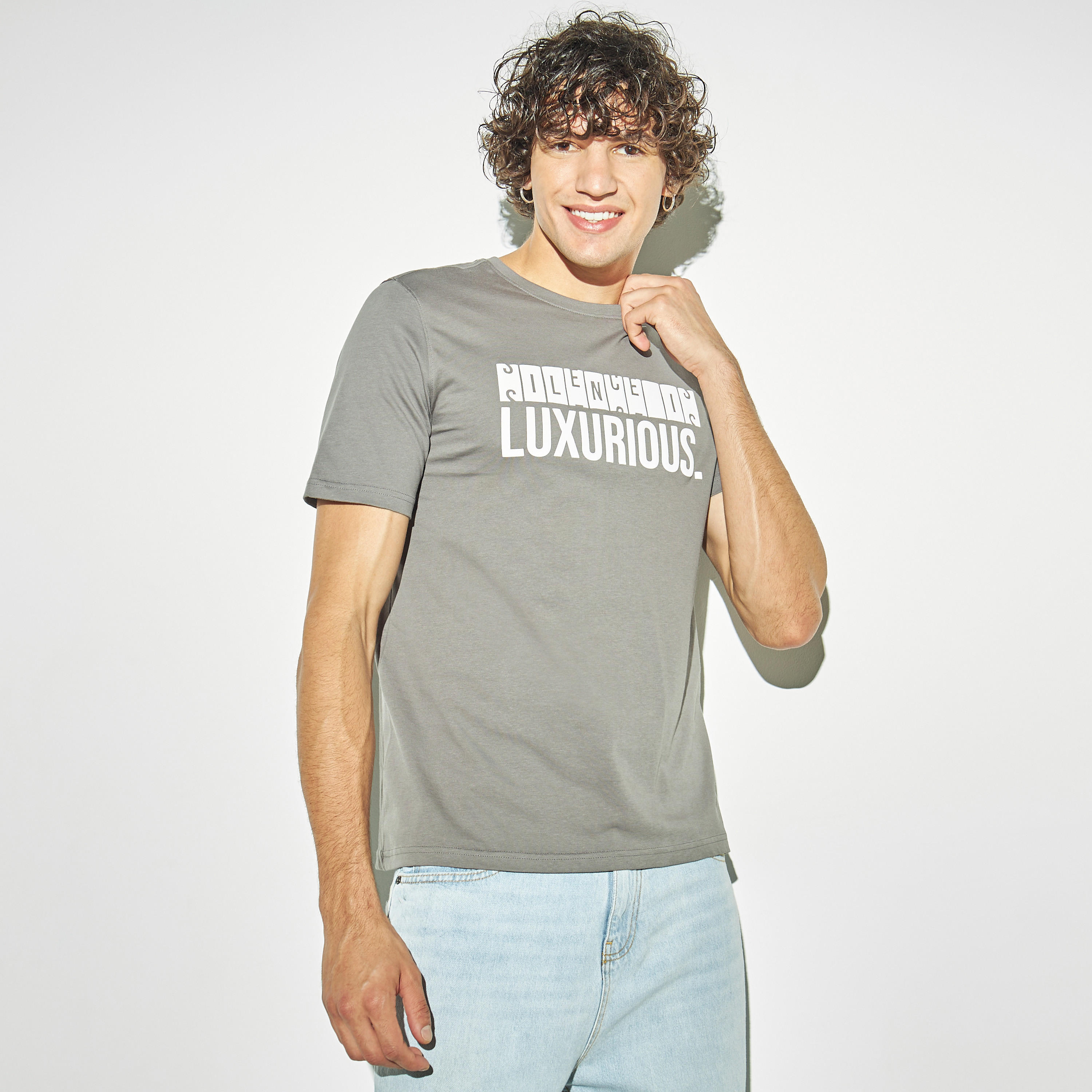 تيشيرت بياقة ضيّقة وأكمام قصيرة وطبعات-men-clothing-tshirtsandpolos-tshirts-image-1