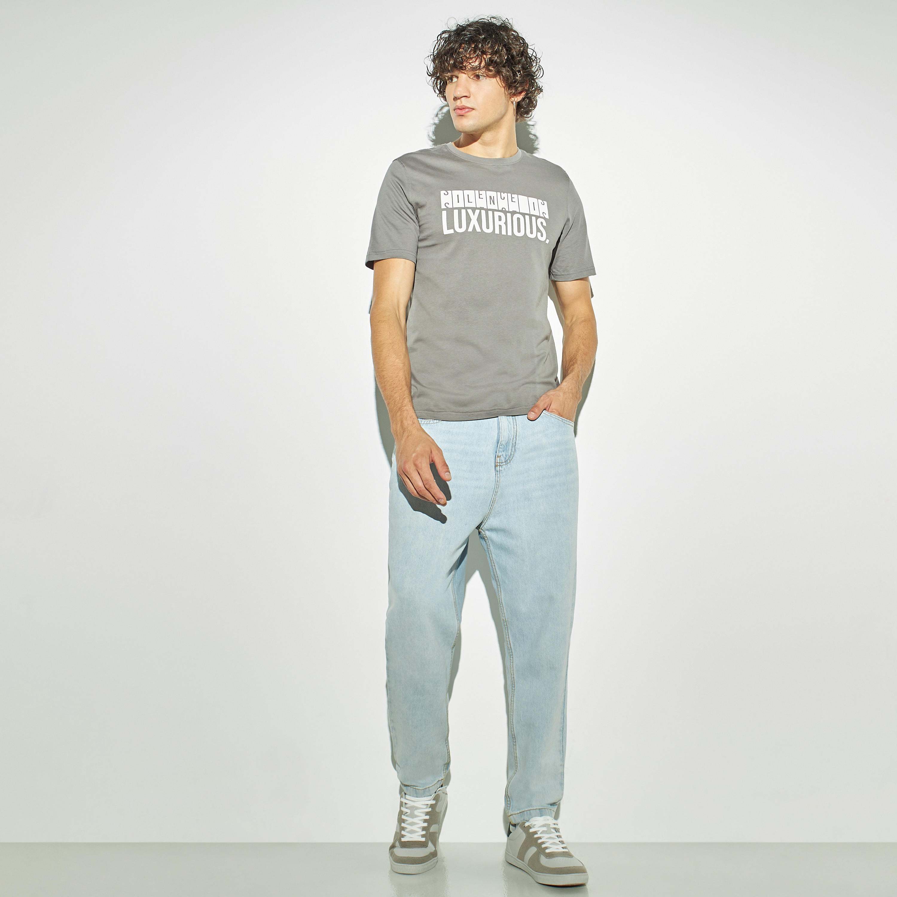 تيشيرت بياقة ضيّقة وأكمام قصيرة وطبعات-men-clothing-tshirtsandpolos-tshirts-image-2