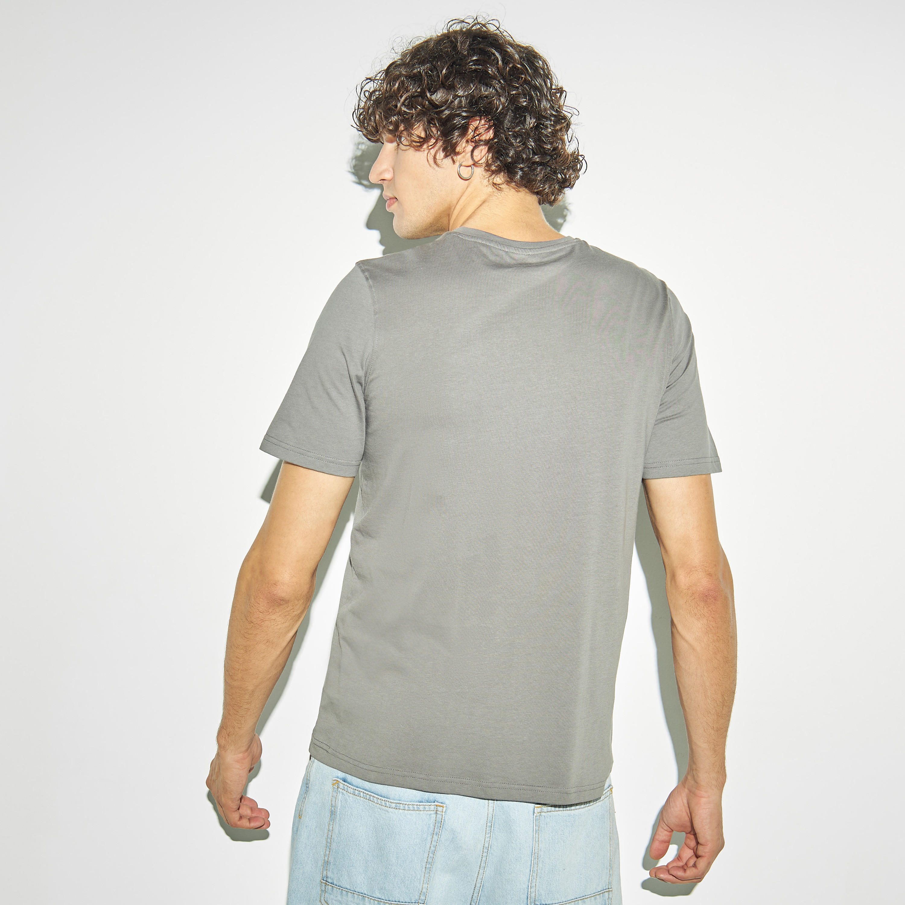 تيشيرت بياقة ضيّقة وأكمام قصيرة وطبعات-men-clothing-tshirtsandpolos-tshirts-image-3
