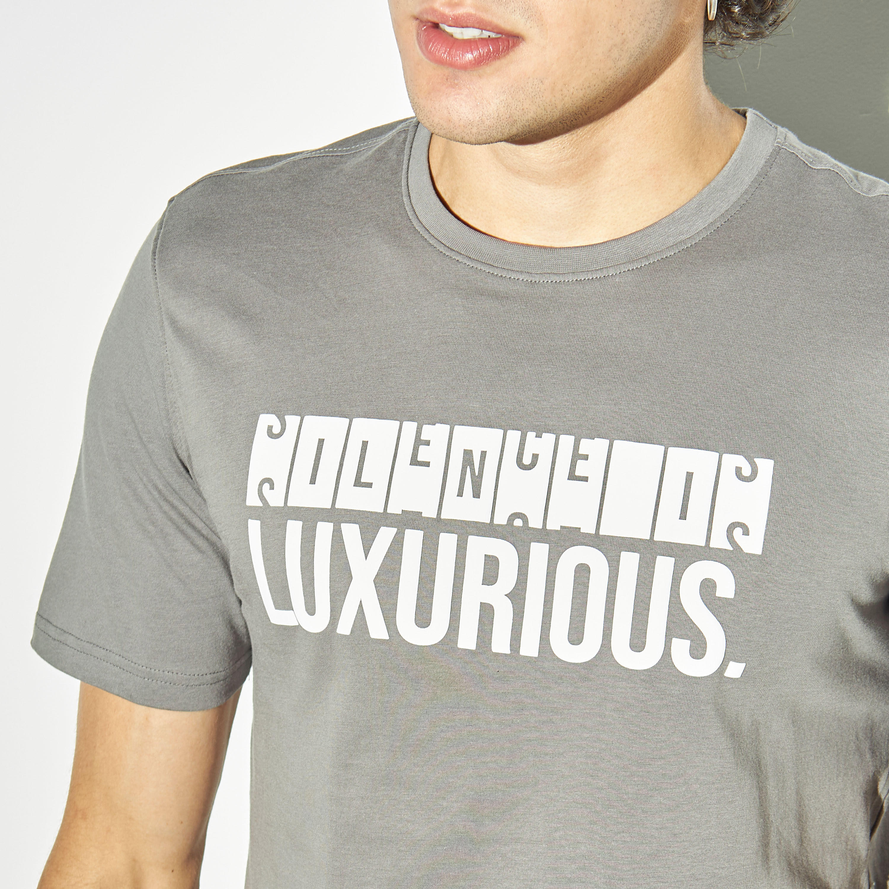 تيشيرت بياقة ضيّقة وأكمام قصيرة وطبعات-men-clothing-tshirtsandpolos-tshirts-image-4