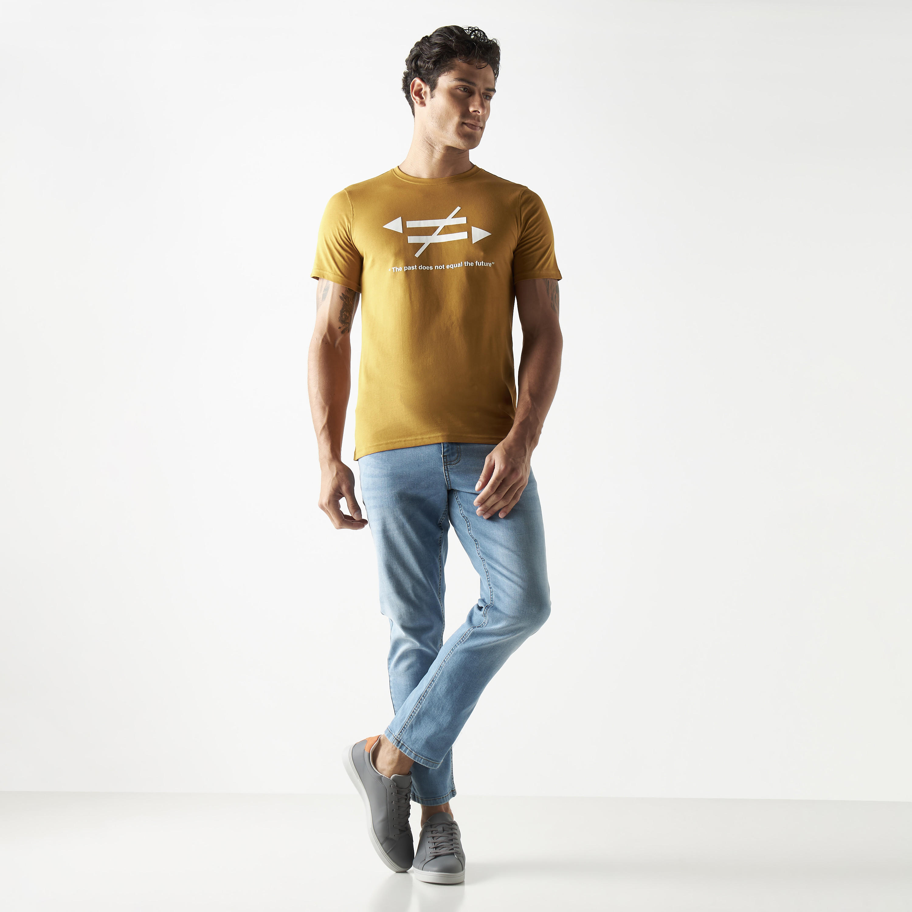 تيشيرت بياقة ضيقة وأكمام قصيرة وطبعات-men-clothing-tshirtsandpolos-tshirts-image-2