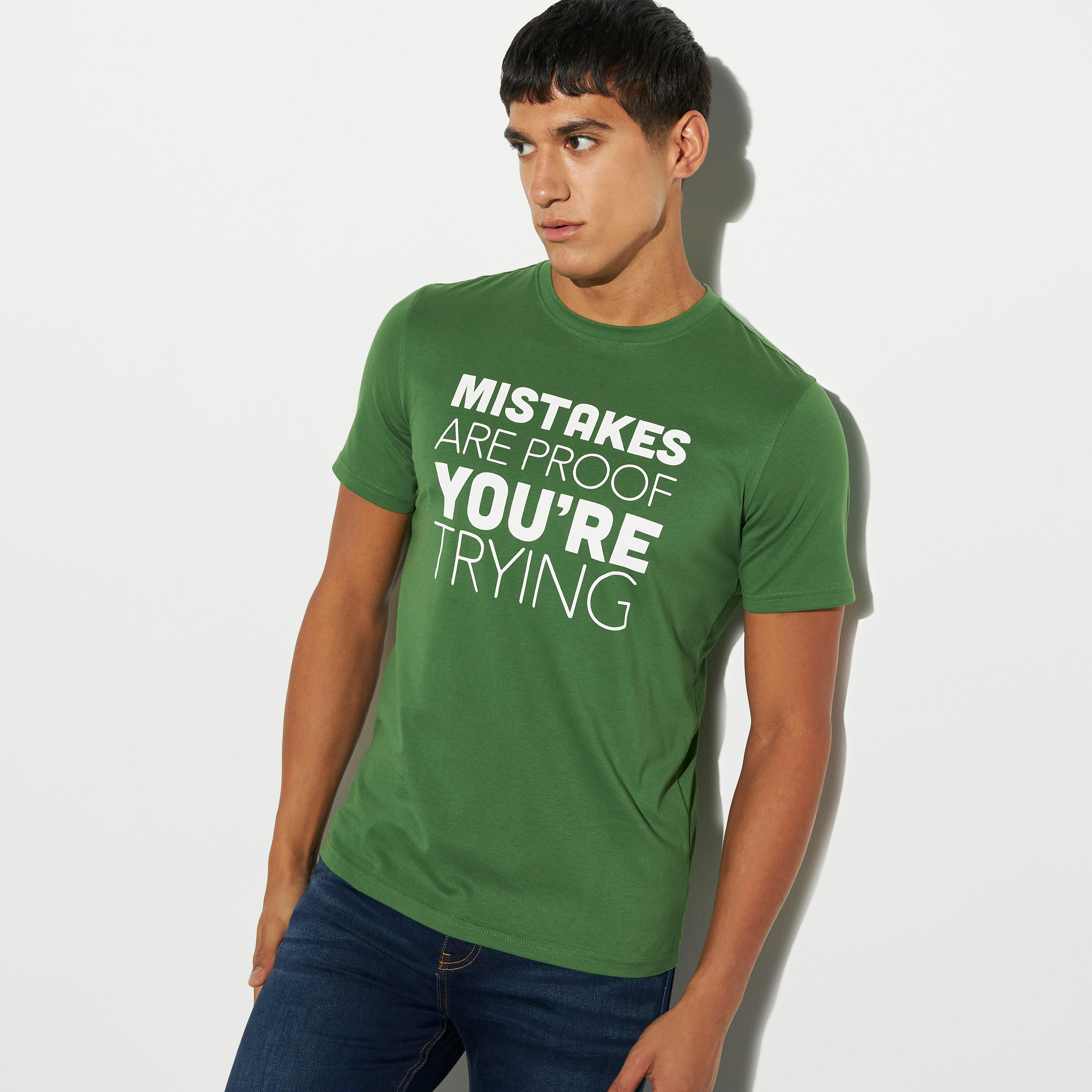 تيشيرت بطبعات وياقة ضيّقة-men-clothing-tshirtsandpolos-tshirts-image-1