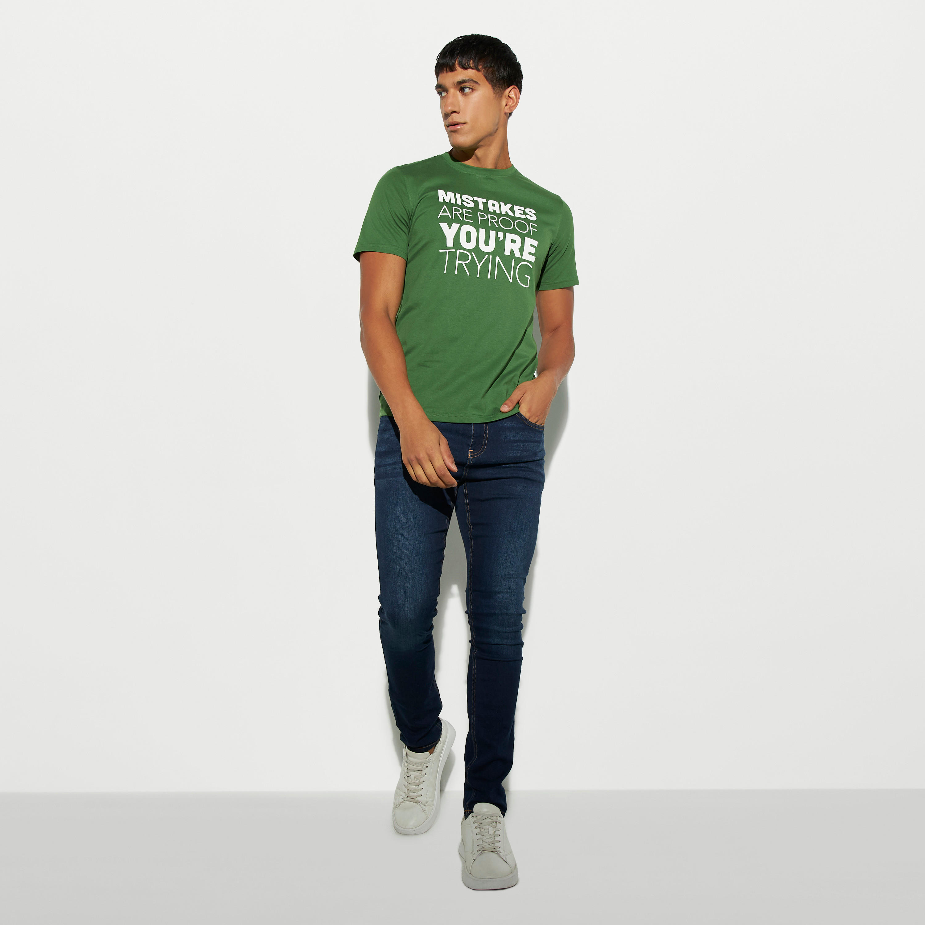 تيشيرت بطبعات وياقة ضيّقة-men-clothing-tshirtsandpolos-tshirts-image-2