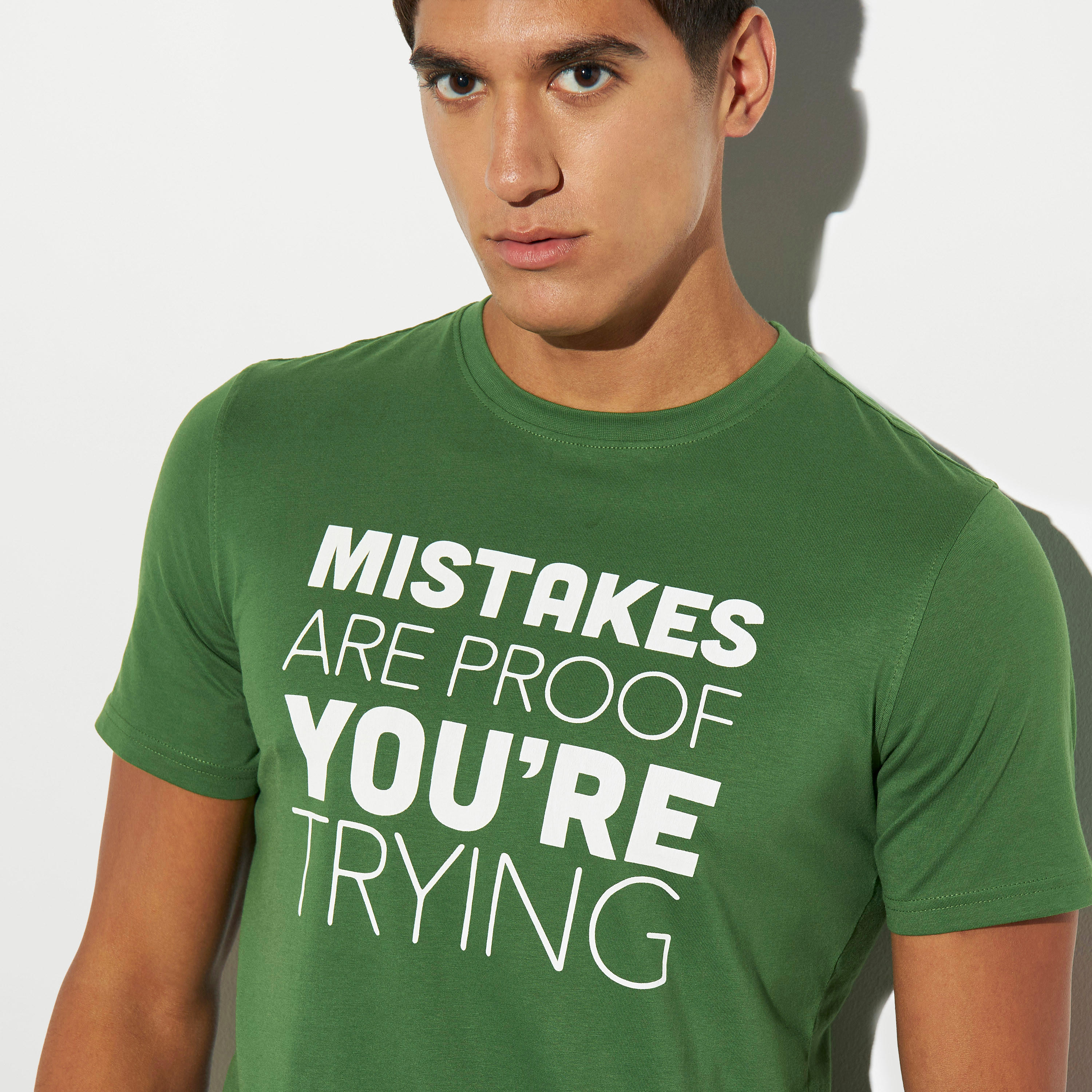 تيشيرت بطبعات وياقة ضيّقة-men-clothing-tshirtsandpolos-tshirts-image-4