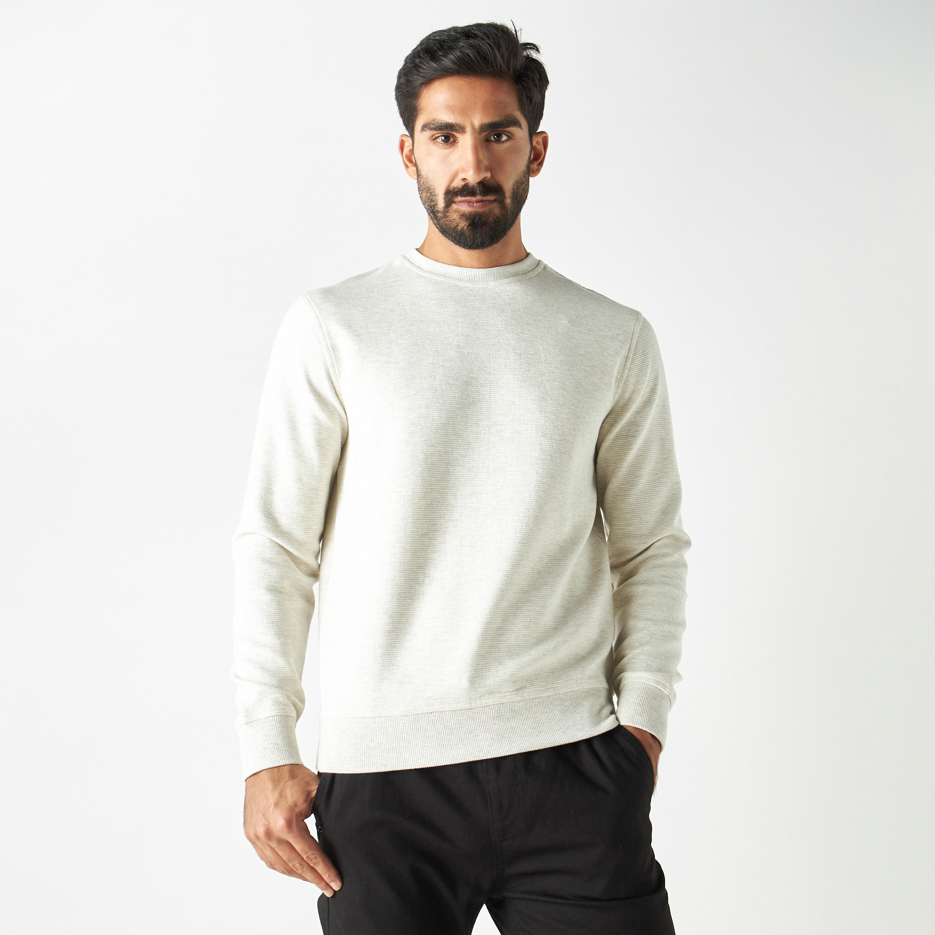 سويت شيرت بارز الملمس بياقة ضيّقة وأكمام طويلة-men-winterwear-hoodiesandsweatshirts-image-1