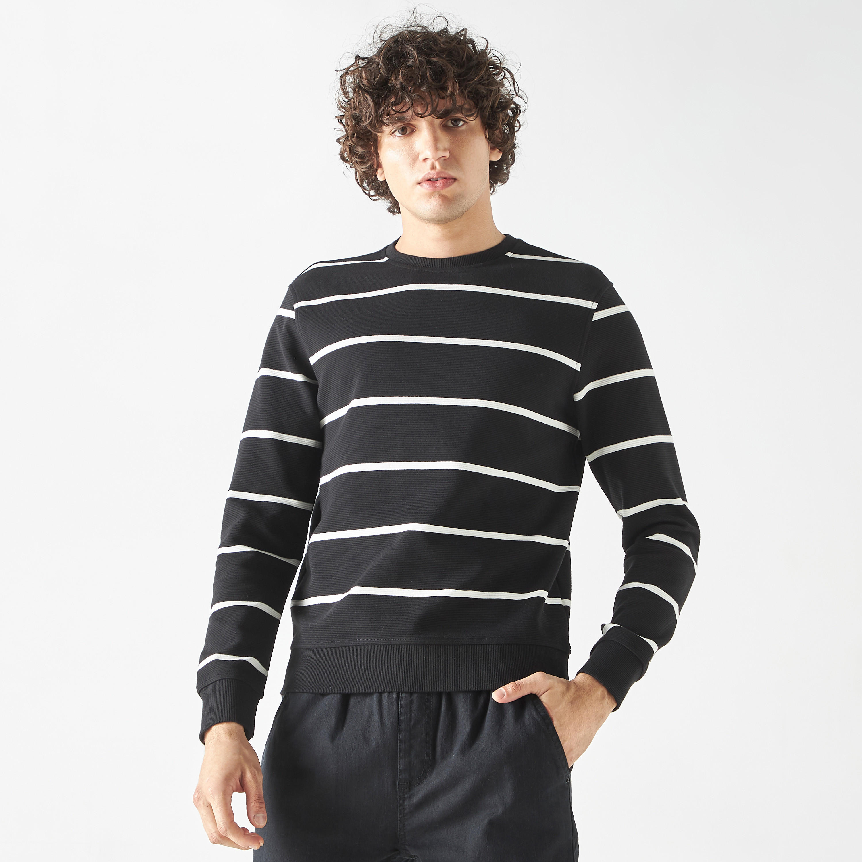 سويت شيرت مخطط بياقة ضيّقة وأكمام طويلة-men-winterwear-hoodiesandsweatshirts-image-1