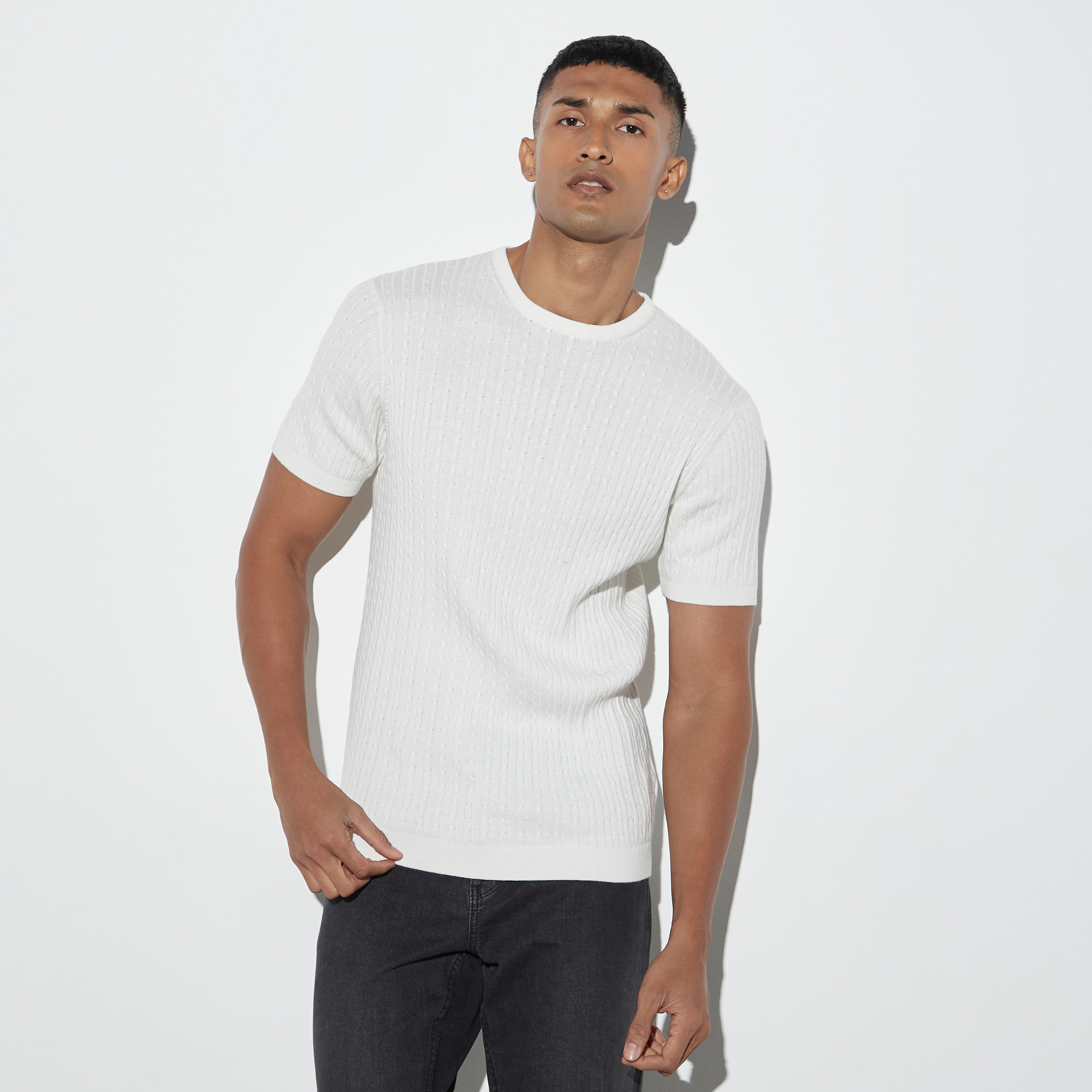 كنزة بارزة الملمس بياقة ضيقة وأكمام قصيرة-men-clothing-tshirtsandpolos-tshirts-image-1