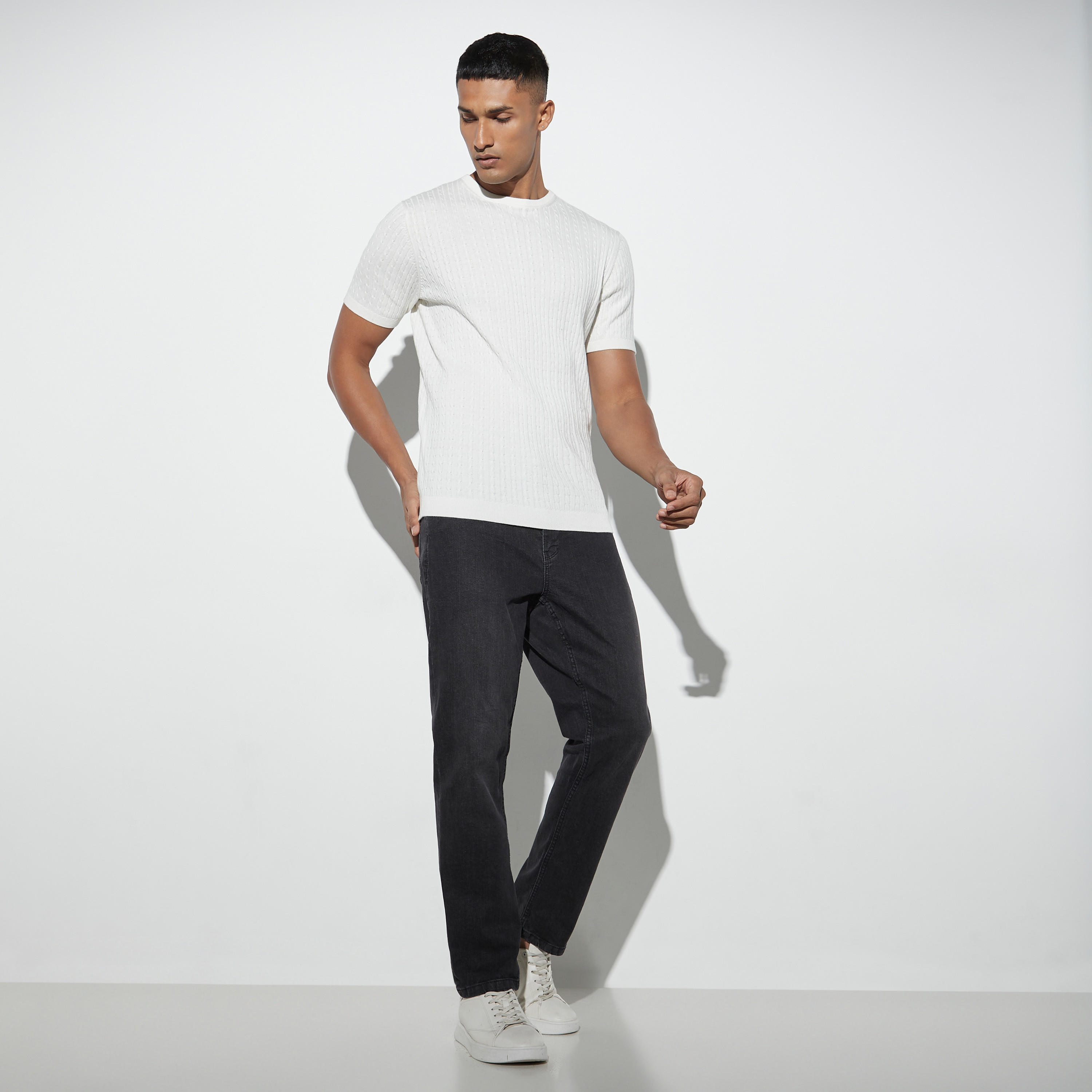 كنزة بارزة الملمس بياقة ضيقة وأكمام قصيرة-men-clothing-tshirtsandpolos-tshirts-image-2