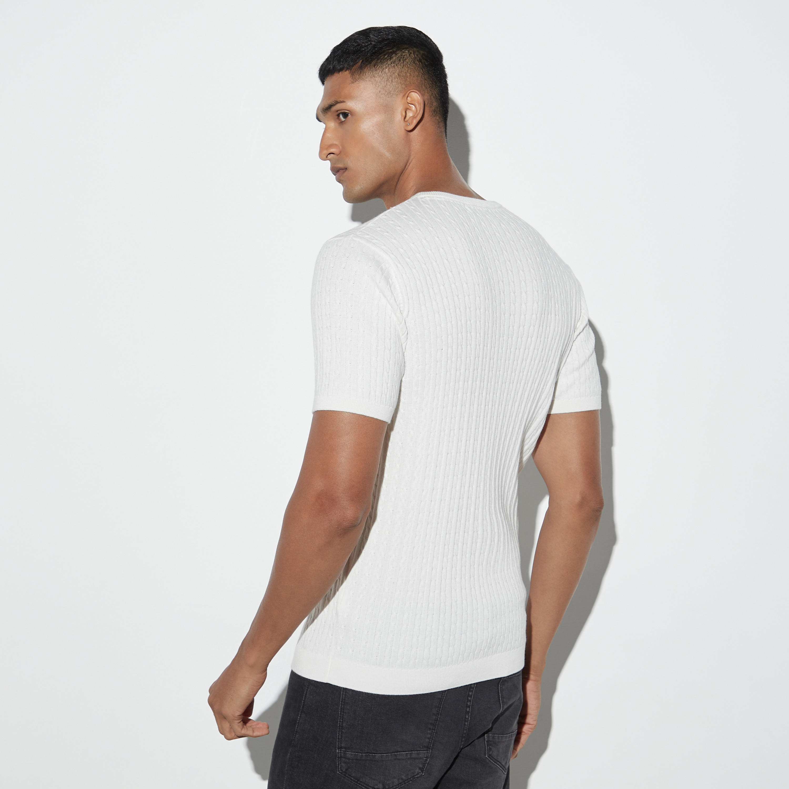 كنزة بارزة الملمس بياقة ضيقة وأكمام قصيرة-men-clothing-tshirtsandpolos-tshirts-image-3