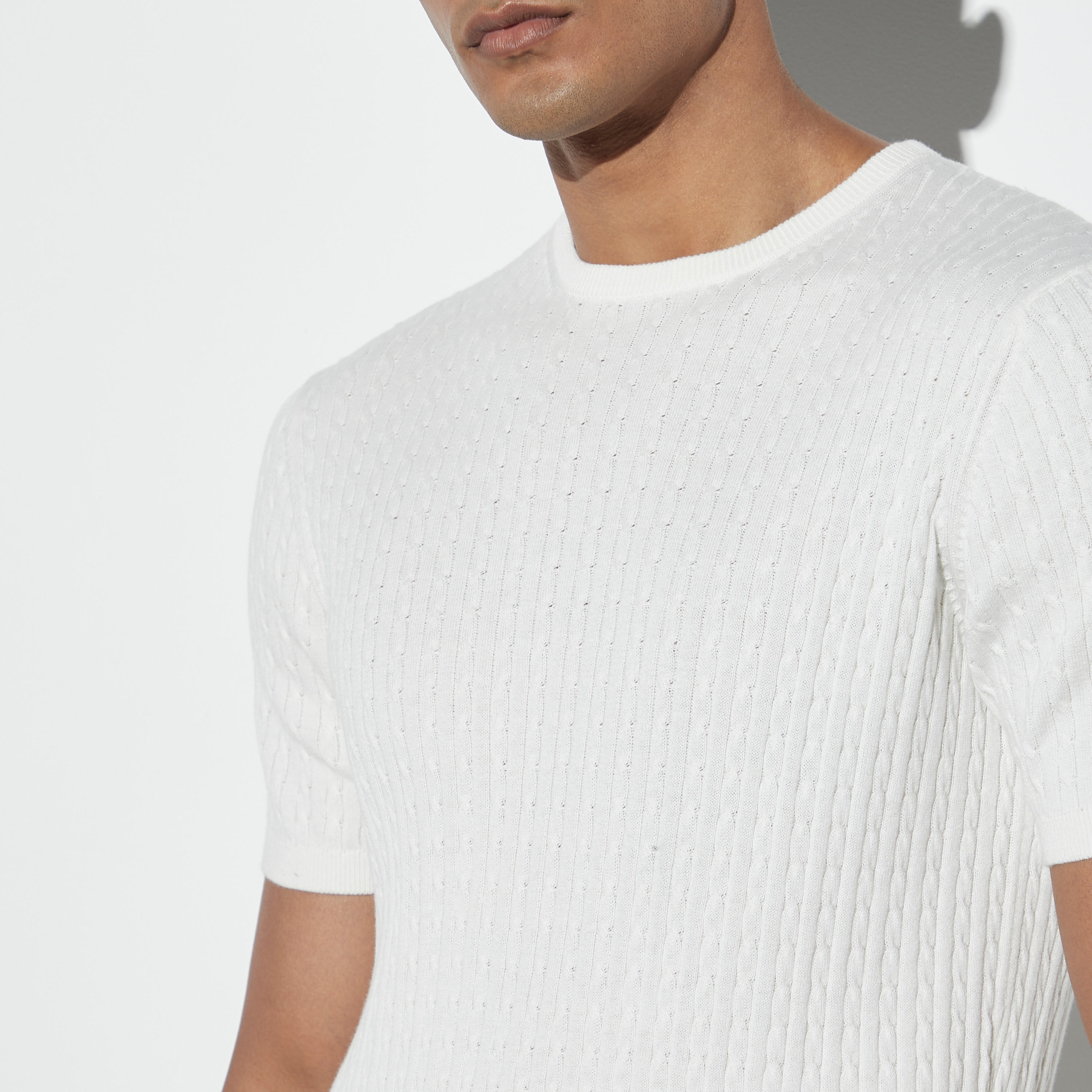كنزة بارزة الملمس بياقة ضيقة وأكمام قصيرة-men-clothing-tshirtsandpolos-tshirts-image-4