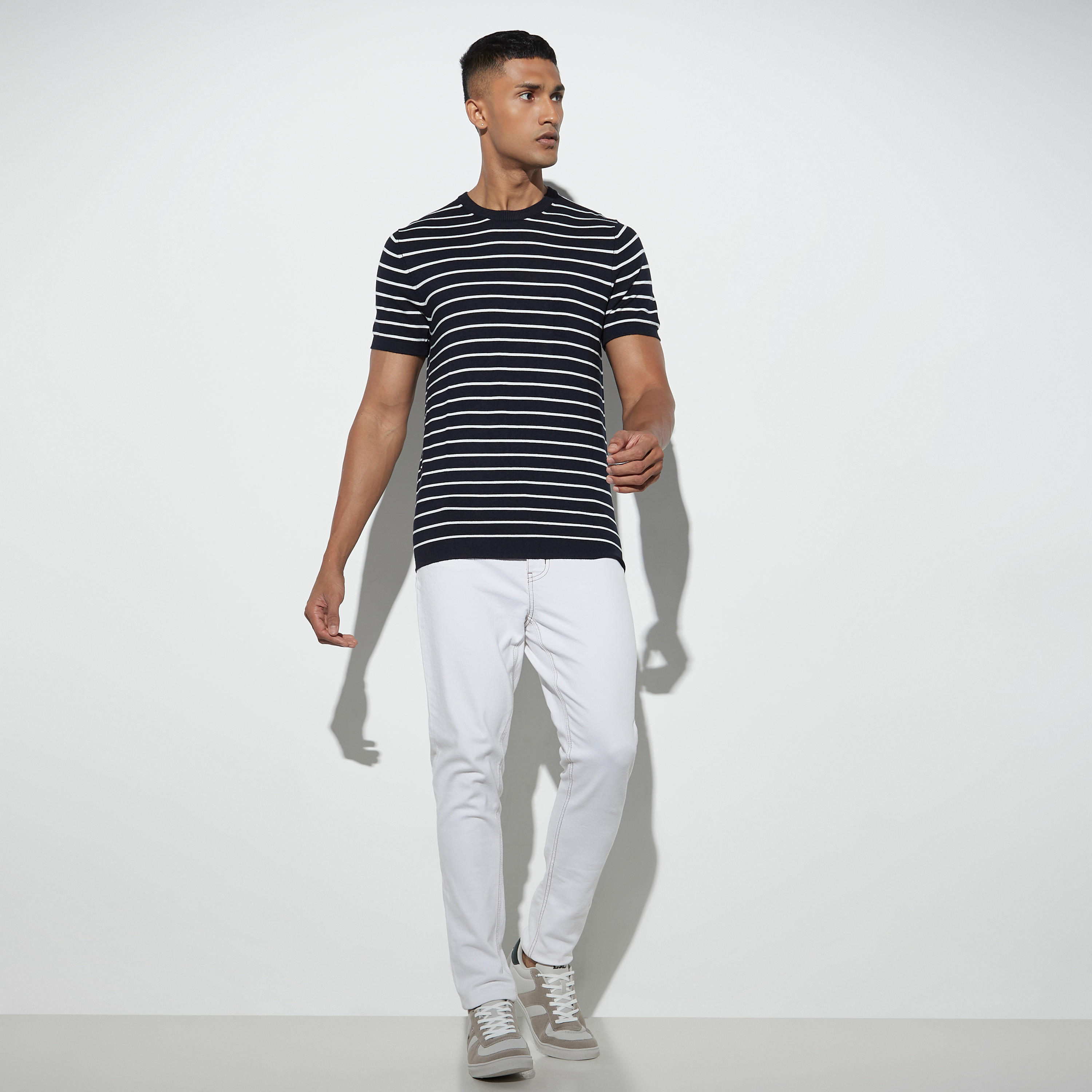 كنزة مقلّمة بأكمام قصيرة وياقة ضيقة-men-clothing-tshirtsandpolos-tshirts-image-2