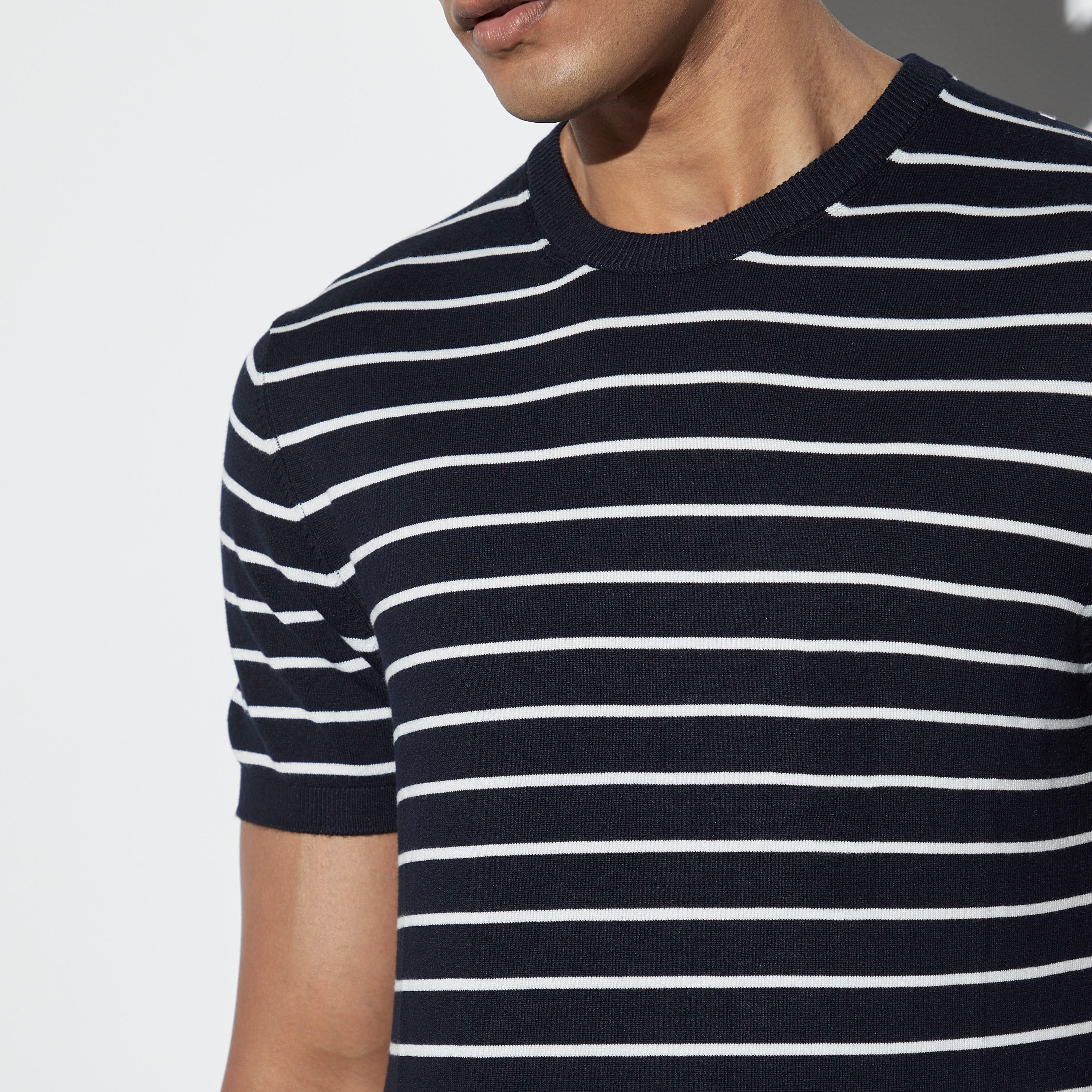 كنزة مقلّمة بأكمام قصيرة وياقة ضيقة-men-clothing-tshirtsandpolos-tshirts-image-4