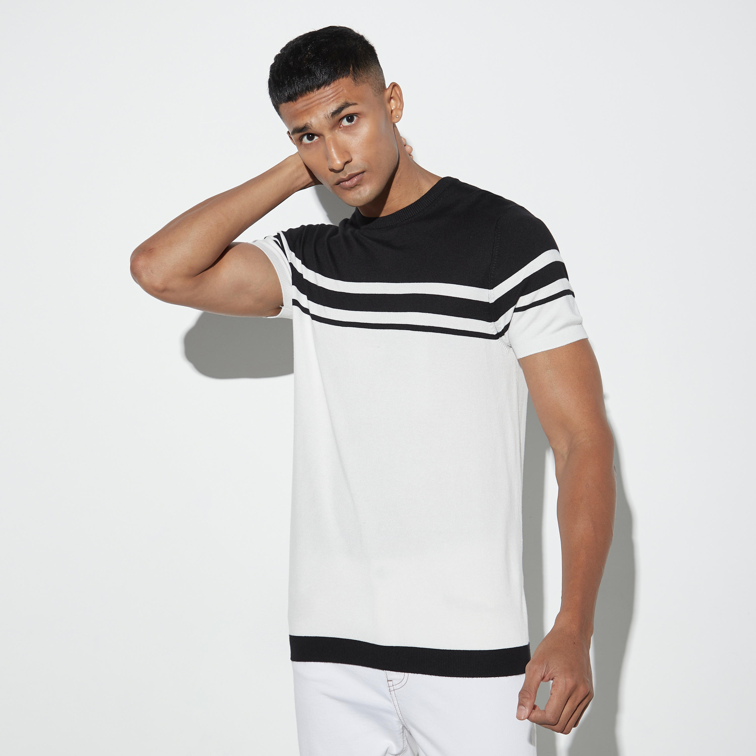 كنزة مقلّمة بأكمام قصيرة وياقة ضيقة-men-clothing-sweatersandpullovers-image-1