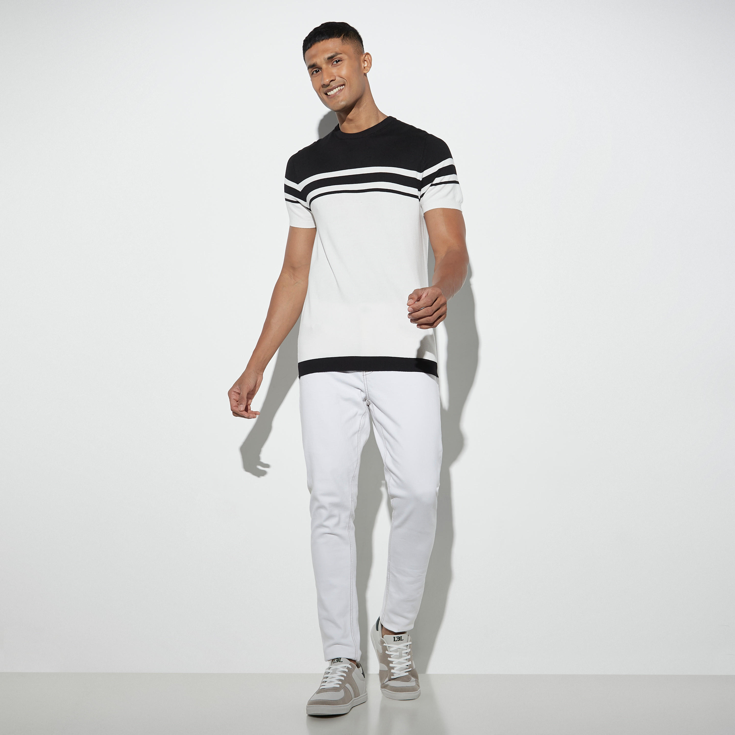 كنزة مقلّمة بأكمام قصيرة وياقة ضيقة-men-clothing-sweatersandpullovers-image-2